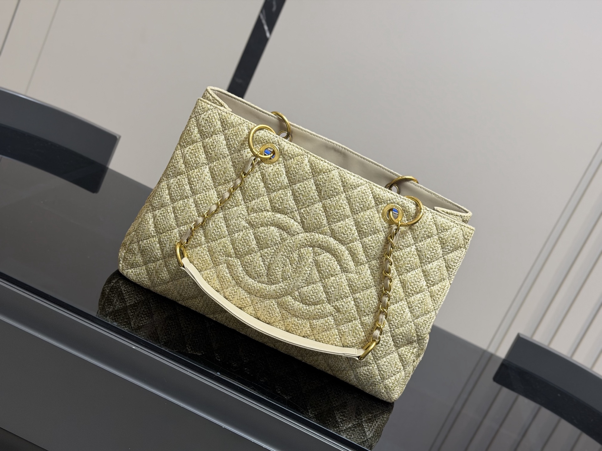 &yen;180 香奈儿GST 一包难求系列 通过各种渠道购入正品开发复刻 原厂小牛皮压荔枝纹颗粒 专柜同步纯钢制五金 容量极大 各种场合均适用 版型超赞👍 出门必备尺寸：38.24cm