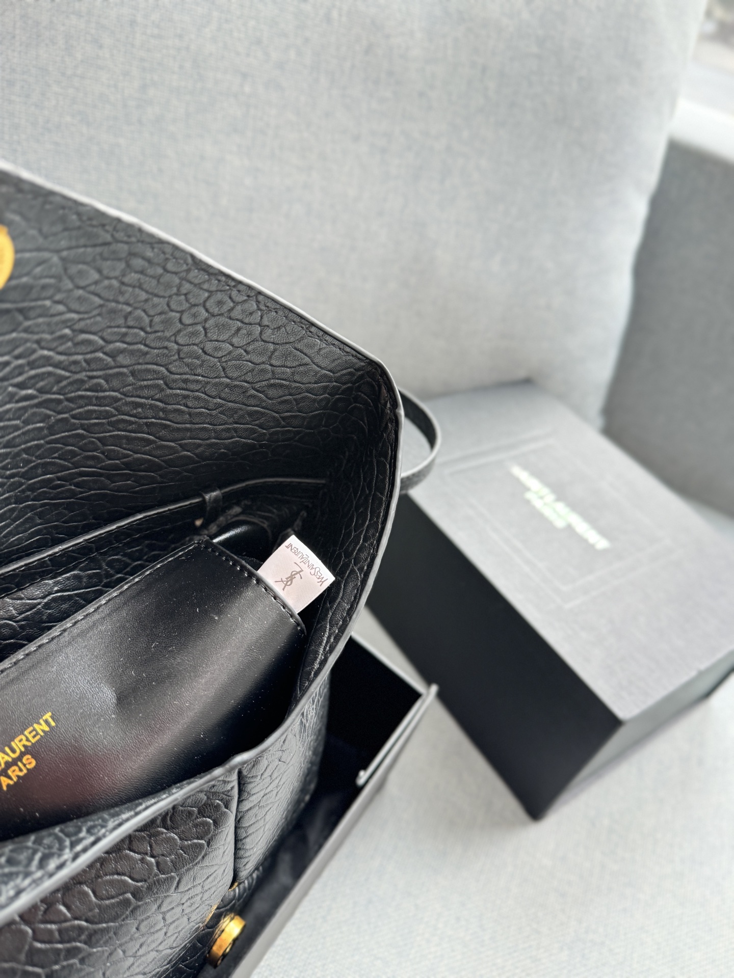 💰125 折叠盒 size：23&times;16 圣罗兰 YSL LE CASSANDRE 大象纹 链条包 信封包 单肩斜挎手拿包 精致度满分10 链条包新色新色好有气质小羊皮材质 很轻很软!巴掌大却超好装的小个子可以闭眼冲 超软超有质感！！！