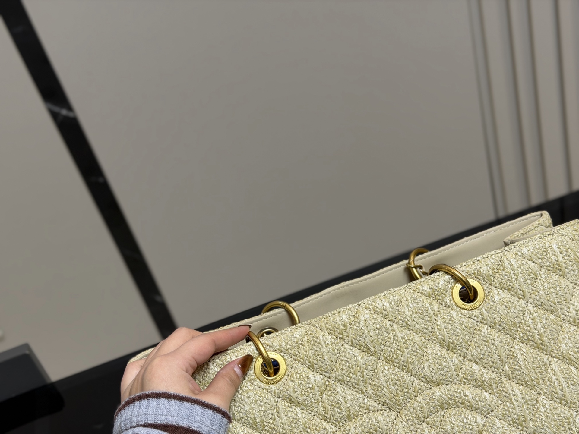 &yen;180 香奈儿GST 一包难求系列 通过各种渠道购入正品开发复刻 原厂小牛皮压荔枝纹颗粒 专柜同步纯钢制五金 容量极大 各种场合均适用 版型超赞👍 出门必备尺寸：38.24cm