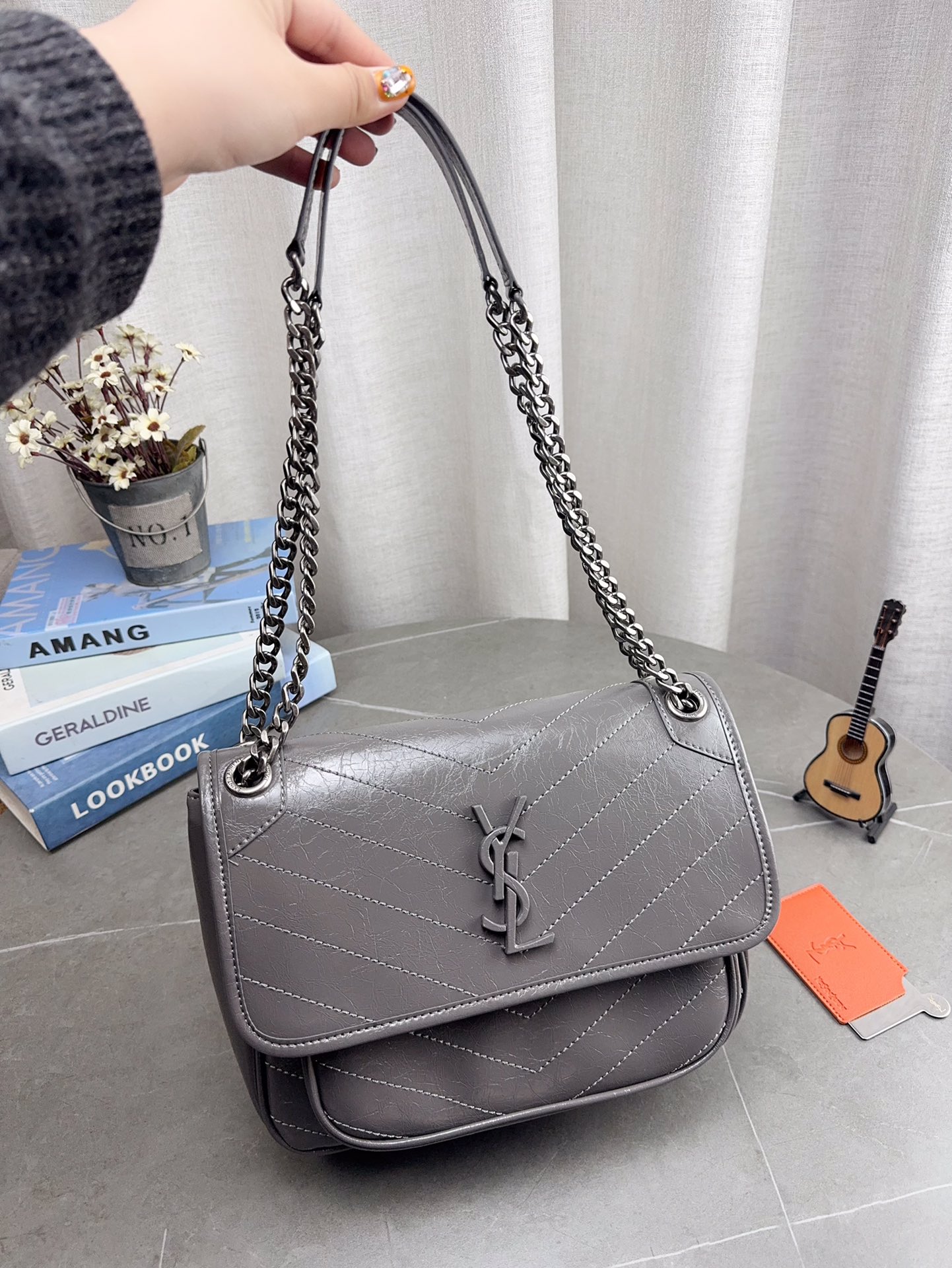 折叠飞机礼盒包装 🎉高品质ysl 圣罗兰 niki 邮差链条包 容量超大 出去逛一天什么都可以放进去 流浪背法也很好看 麂皮真的是跟各种颜色的衣服都很搭 之前一直在Onthego和这个之间犹豫 最后感觉没选错 五星推荐 尺寸27*21cm 型号633158 p200