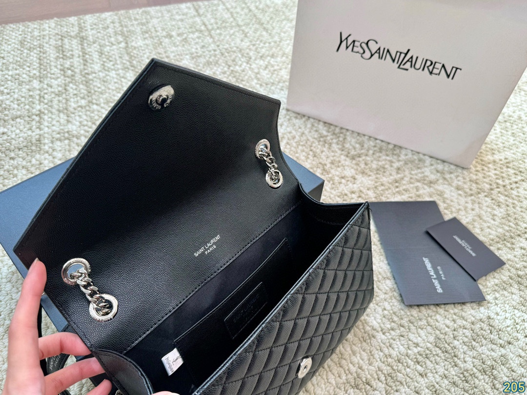 小号&yen;150折叠盒 圣罗兰YSL Envelope信封包 简约才是百搭公式。 复古又时髦，妥妥的街拍神器。 出街通勤都可。 容量很大，可肩背、斜挎。 搭配很显高级感。 是帅气女孩不可缺少的一款经典存在。 尺寸小号24 17