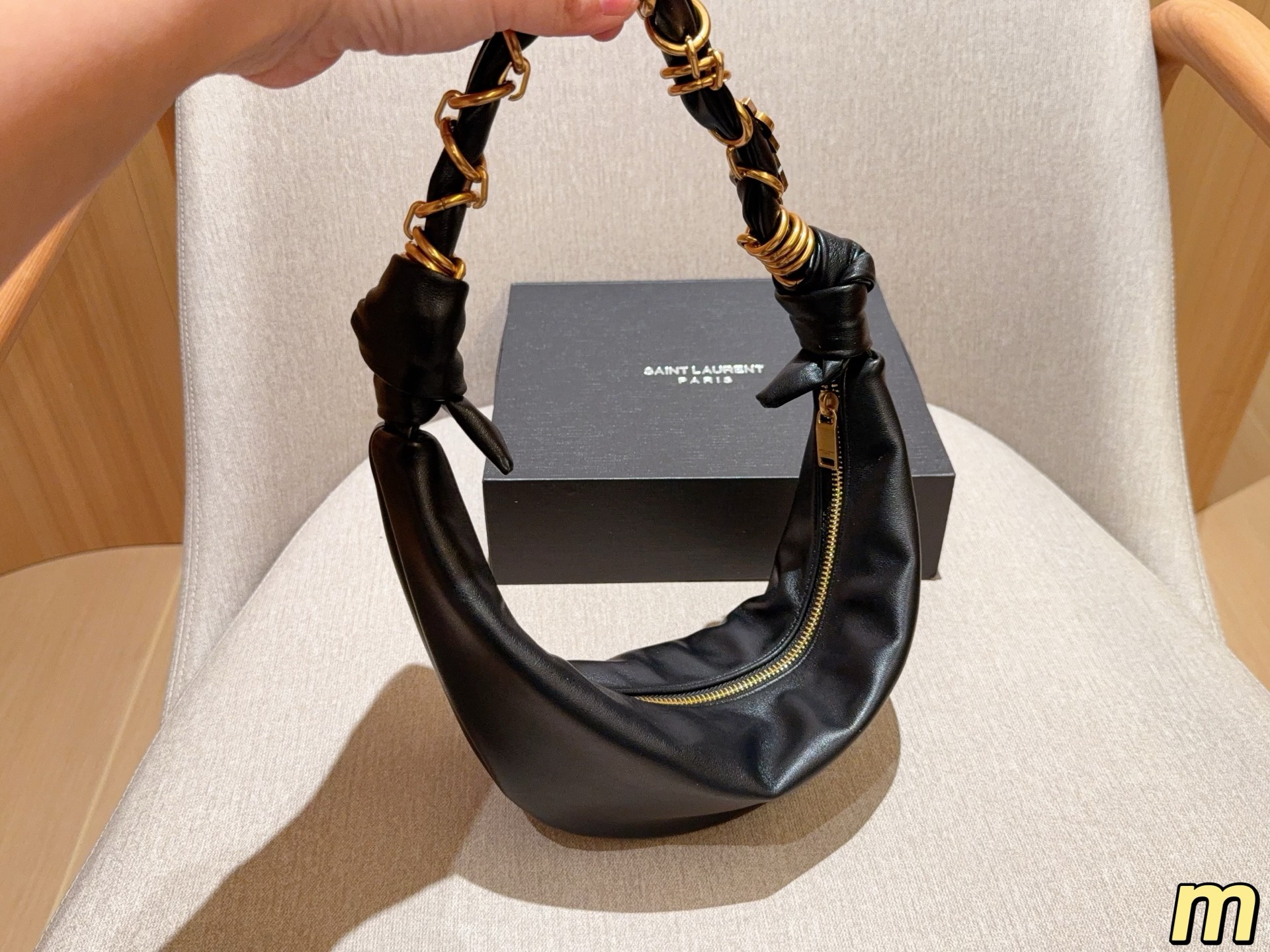 💰135 圣罗兰YSL AMALIA腋下包 柔软慵懒随性&ldquo;牛角包&rdquo;造型，超有法式氛围感！肩带是金色YSL字母链条交织，辦识度满分-。拉链开合，内部空问能装手机、钱包等日常小物，手提或腋下背都很时髦，轻松打造松弛感穿搭~ 尺寸39&times;13 礼盒包装🎁