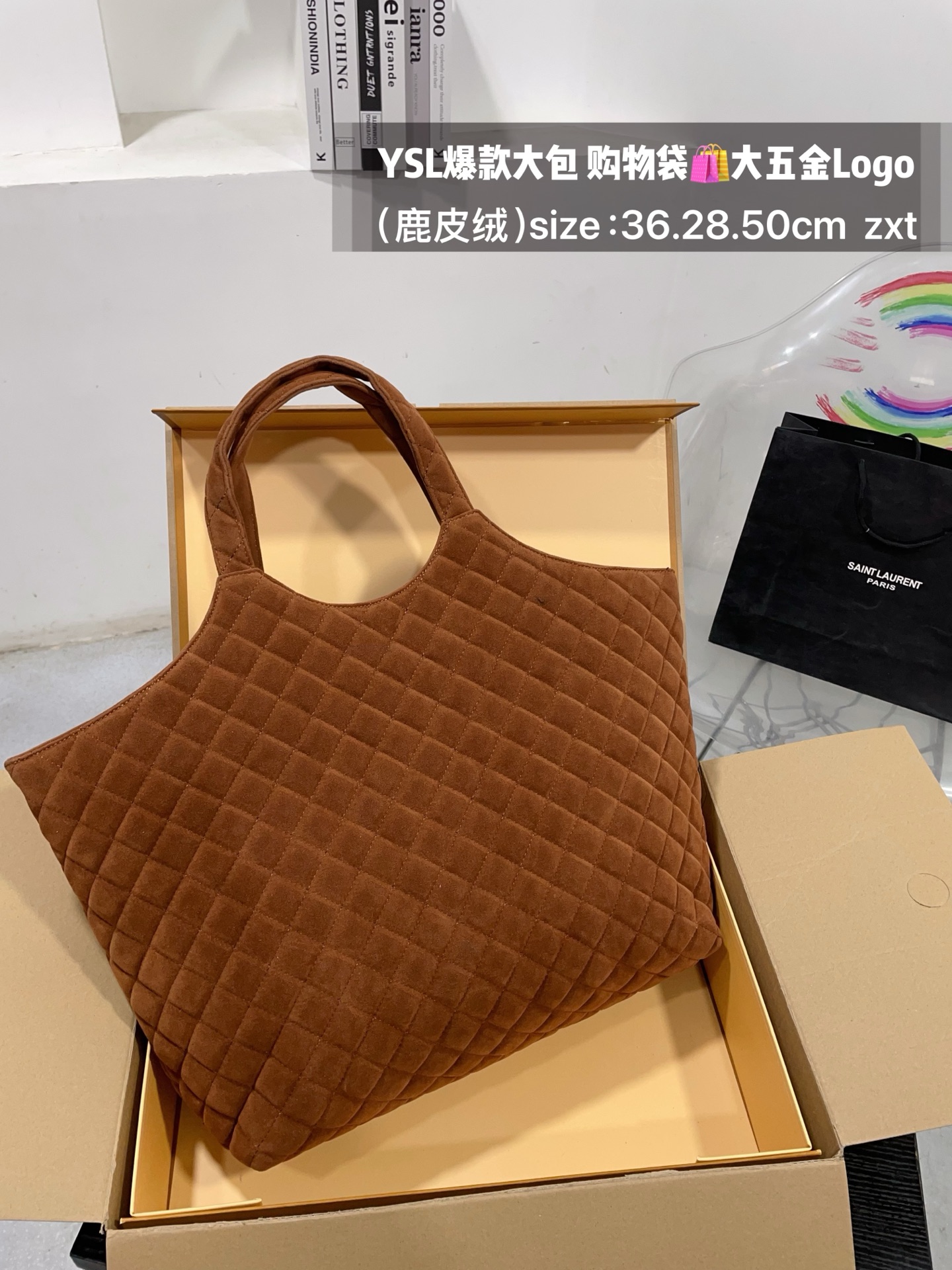 👑💰185无盒 size：底36.28.50cm YSL爆款大包 购物袋🛍️ 大五金Logo终于做到与原版大小一致💪 高级感满满👍圣罗兰 复古菱形格子与 巨大LOGO五金 璀璨而大气☄️ 最重要是一包当2包用、 中间链子往两侧一收 可以变换造型 配有小包一个 （五金全套对版带LOGO）