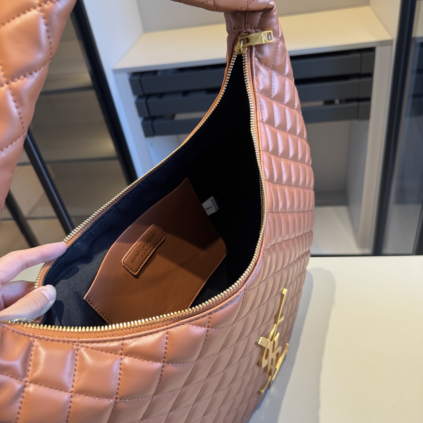 🅿️160✅新品推荐🔜 🔥YSL圣罗兰专柜新款Lcare hobo 腋下包👍这款包超！级！火！👍各大明星追捧的爆款～采用原版五金配件！经典logo！顶级做工！面料采用牛皮面料！超大容量！堪比专柜品质（size：44*34）