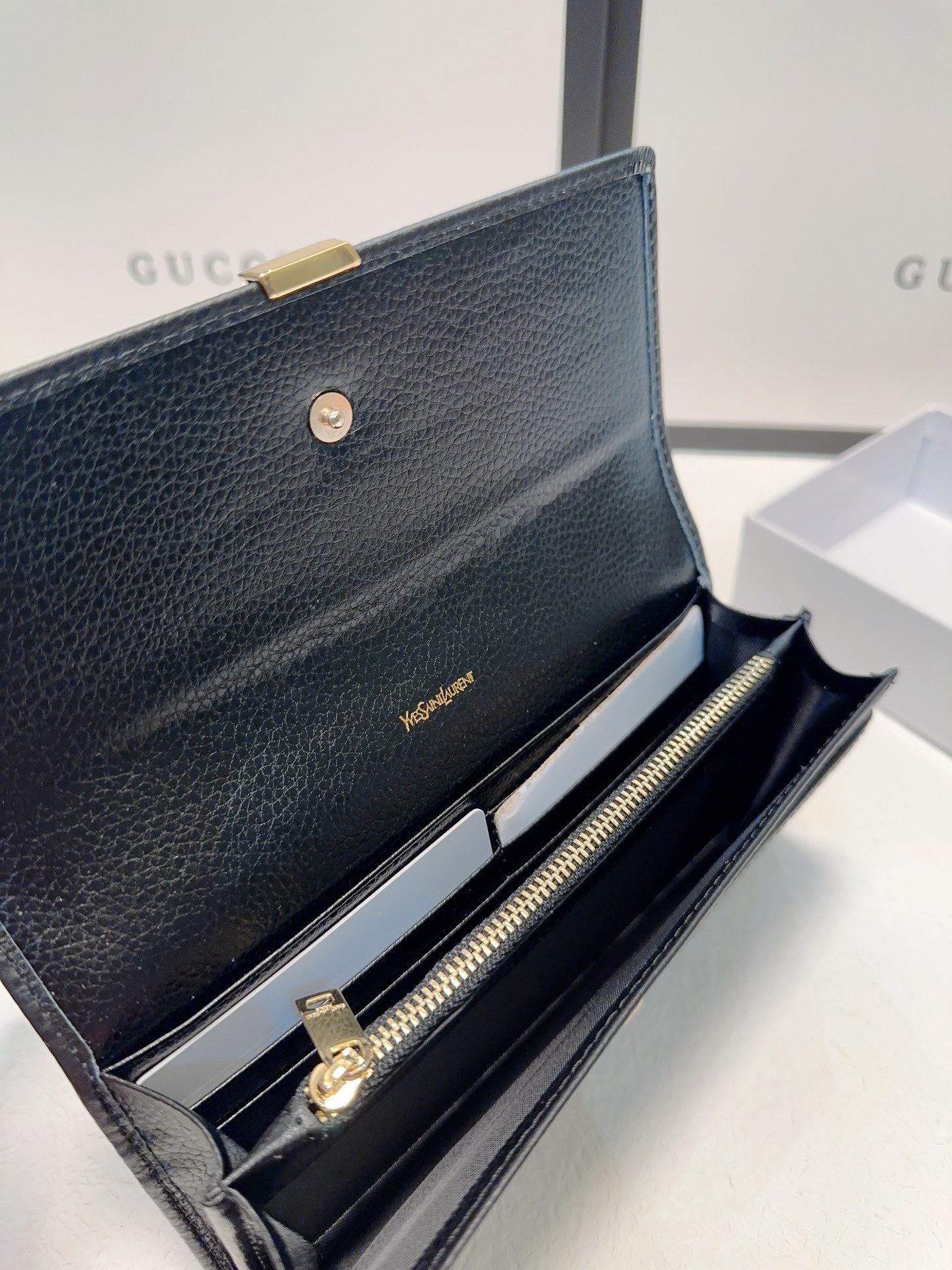 P95🎀🎀颜色 黑🎀尺寸 19x10🎀圣罗兰🆕款💕进口鳄鱼纹小牛皮质感一流👍独一无二风格，实用内阁超美超时尚美女必备单品🔥