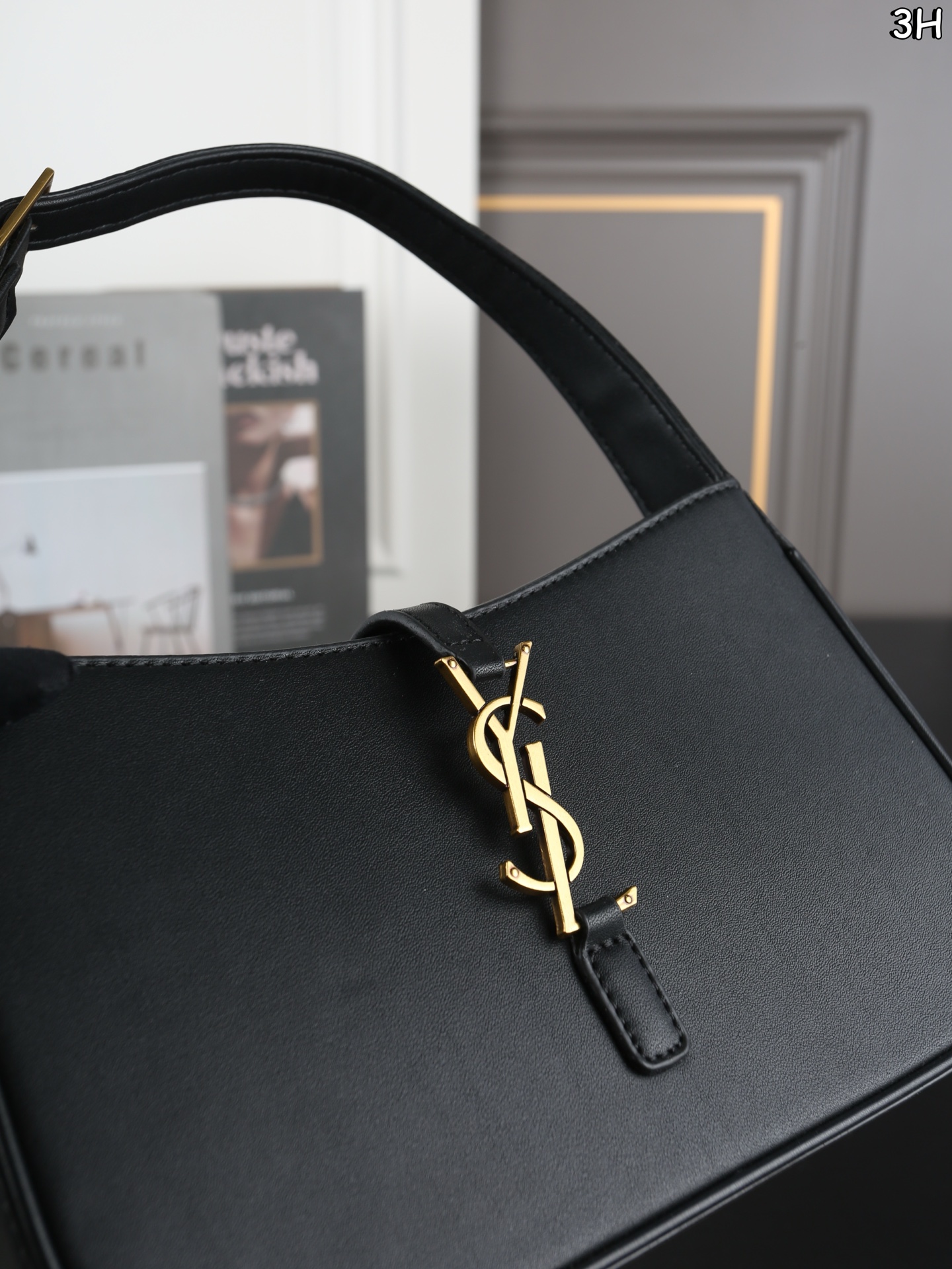 P125 折叠盒 圣罗兰 YSL LE5A7 腋下包流浪包手提包单肩包 直接get rose同款腋下包！ 经典包型 设计简约又有辨识度 日常出街通勤 随手一背 直接拿着🫴时髦感 真的随性又高级的美✨容量很大～[大笑R] 背上不会有重量感 而且背着很有质感，从通勤到约会都实用 尺寸：25&times;15