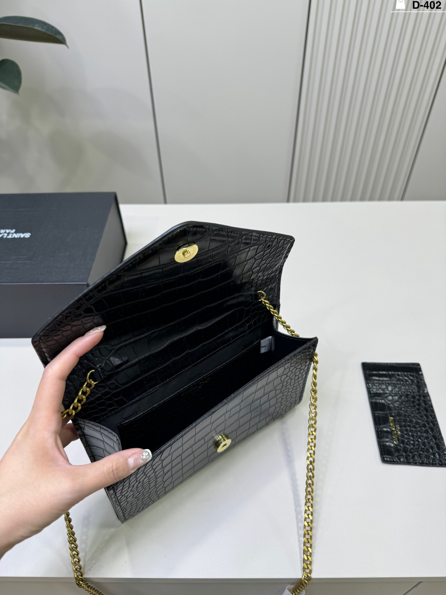 💰p120 D-402尺寸24&times;14折叠盒 YSL Le Cassandre信封包 日常通勤或正式场合都能轻松驾驭 尺寸适中，实用又时髦，是圣罗兰经典热门款，真的很值得入手!