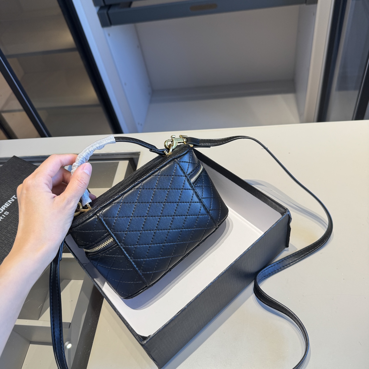 🅿️140✅新品推荐🔜 高端货🔥YSL圣罗兰新款化妆箱～box小盒子包👍明星同款！可手提可肩背～非常实用[呲牙]走到哪都是回头率👍超级有范儿！采用原版牛皮🐂五金都是原版材质哦！质感特别好👍品质堪比正品！上身效果超棒！原版礼盒包装🎁（size：18*11*6）