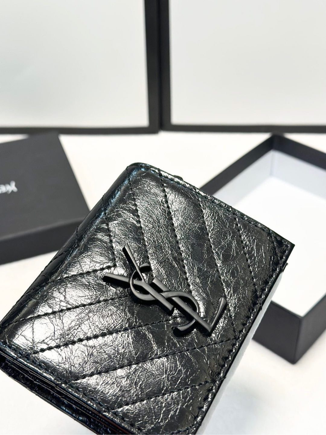 P90🎀🎀颜色 黑🎀尺寸 11x10🎀圣罗兰专柜同步👏时尚钱包，优质油蜡小牛皮👍🏻内阁丰富，超级实用❗️现货高品质[得意]