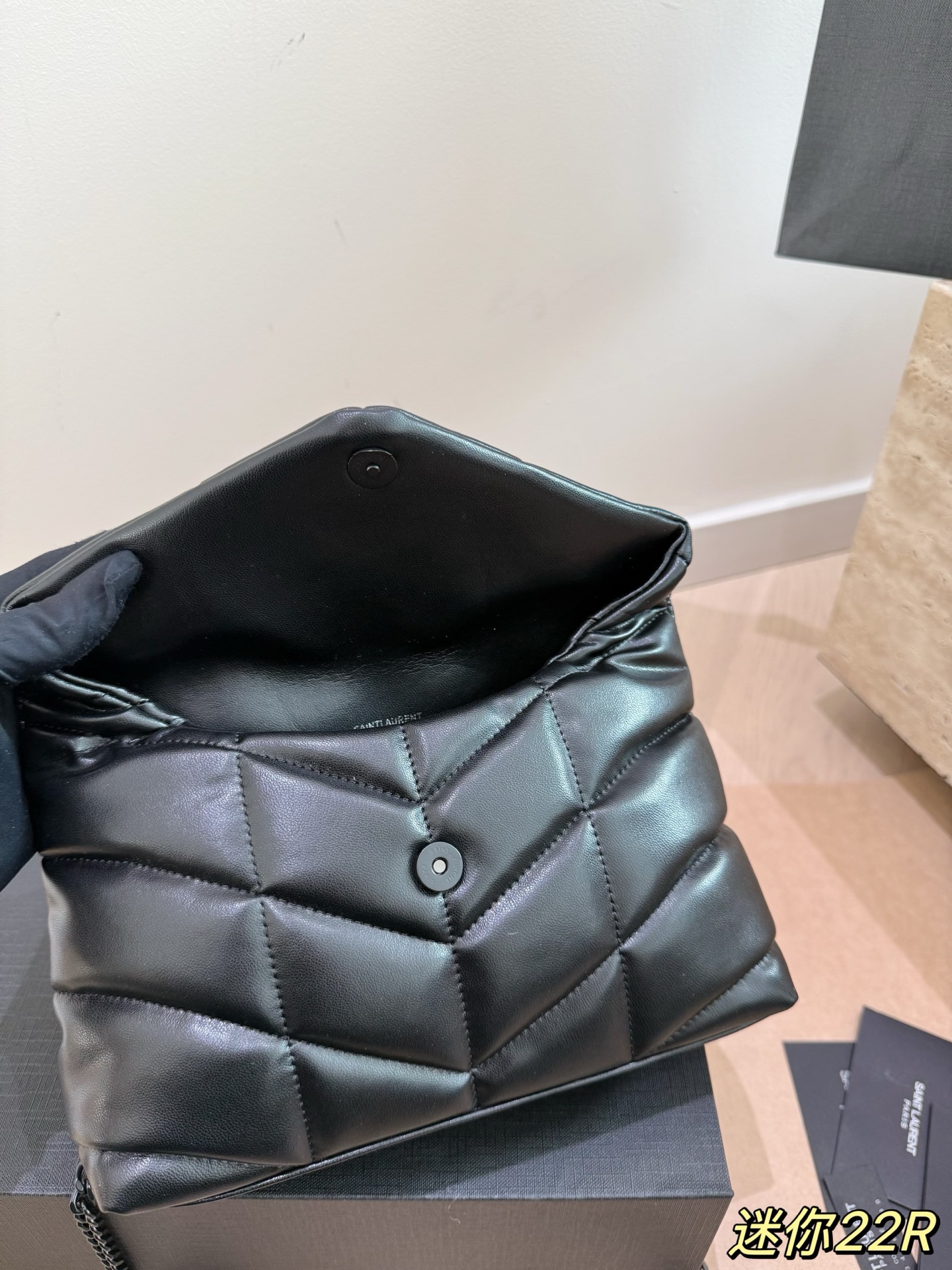 YSL圣罗兰云朵包P150 Ysl圣罗兰云朵包，超酷～ 折叠礼盒🎁 YSL圣罗兰云朵包 黑金超酷 杨幂同款 软软糯糯小可爱 外观颜值爆表 不要犹豫 必入款 真好好#ysl圣罗兰 尺寸22 16