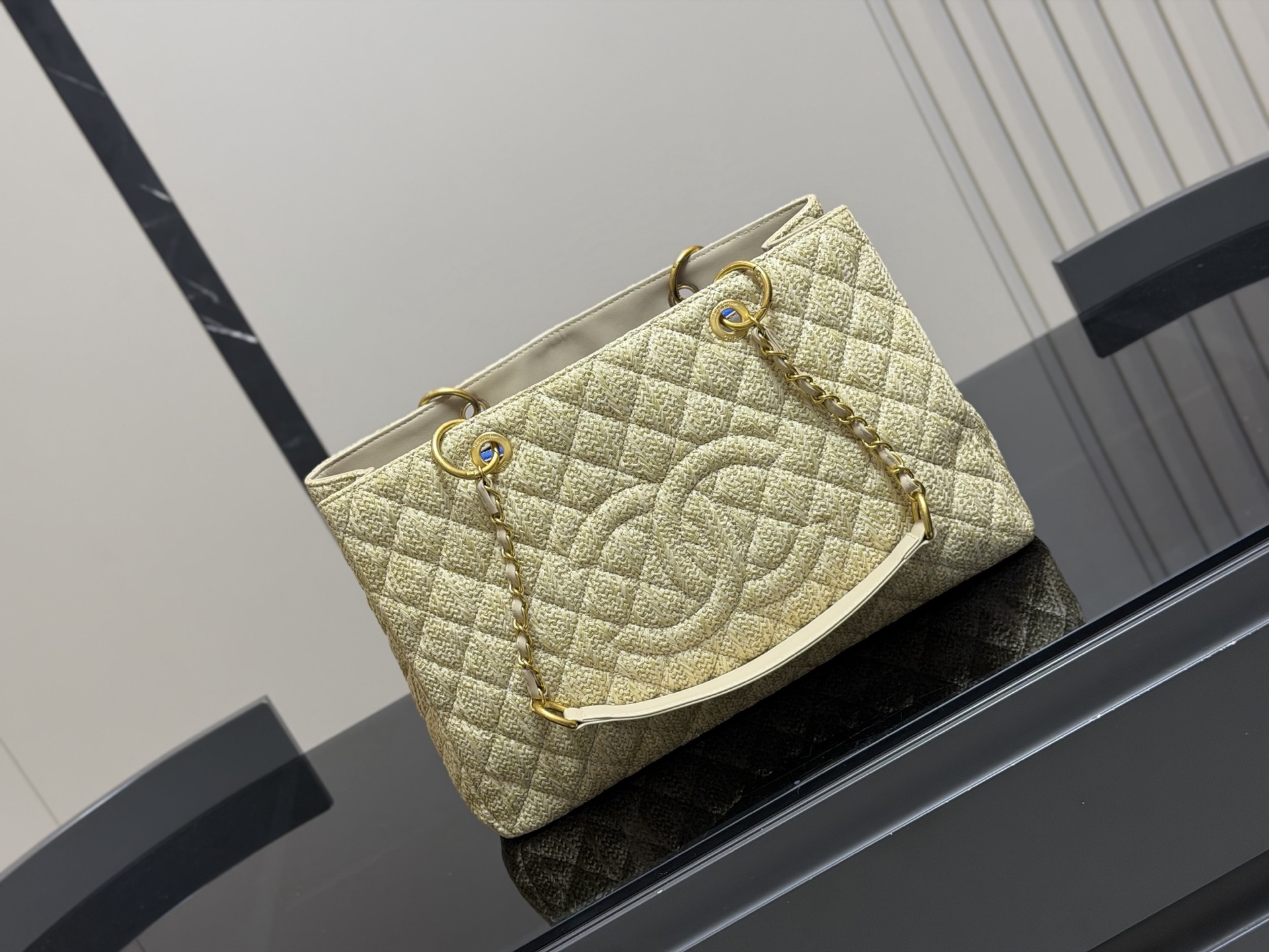 &yen;180 香奈儿GST 一包难求系列 通过各种渠道购入正品开发复刻 原厂小牛皮压荔枝纹颗粒 专柜同步纯钢制五金 容量极大 各种场合均适用 版型超赞👍 出门必备尺寸：38.24cm