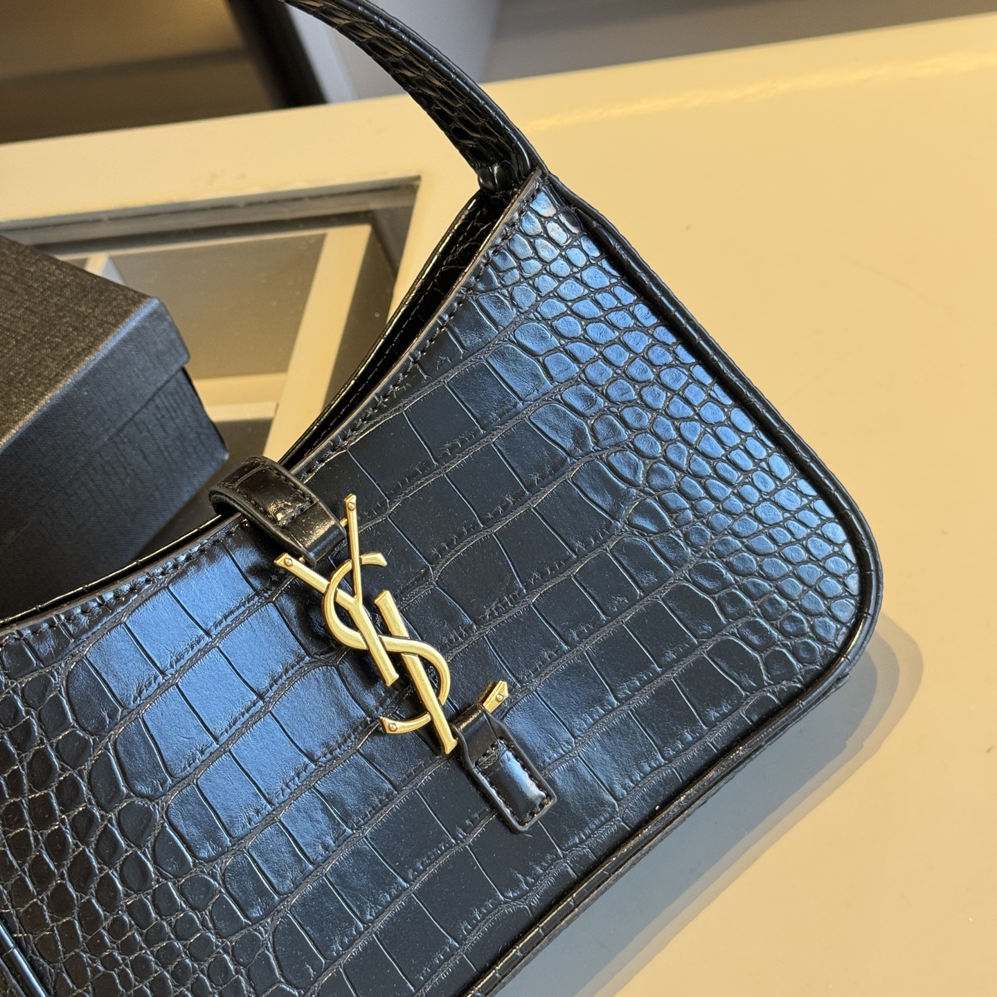 🅿️135✅新品推荐🔜 升级版🔥YSL圣罗兰专柜爆款hobo腋下包！鱼纹系列🐊明星同款！到哪都是回头率👍专柜同款哦！品质堪比正品！进口牛皮面料🐂外出轻便实用！原版顶级五金！🎁原版礼盒包装（size：24*15*6）