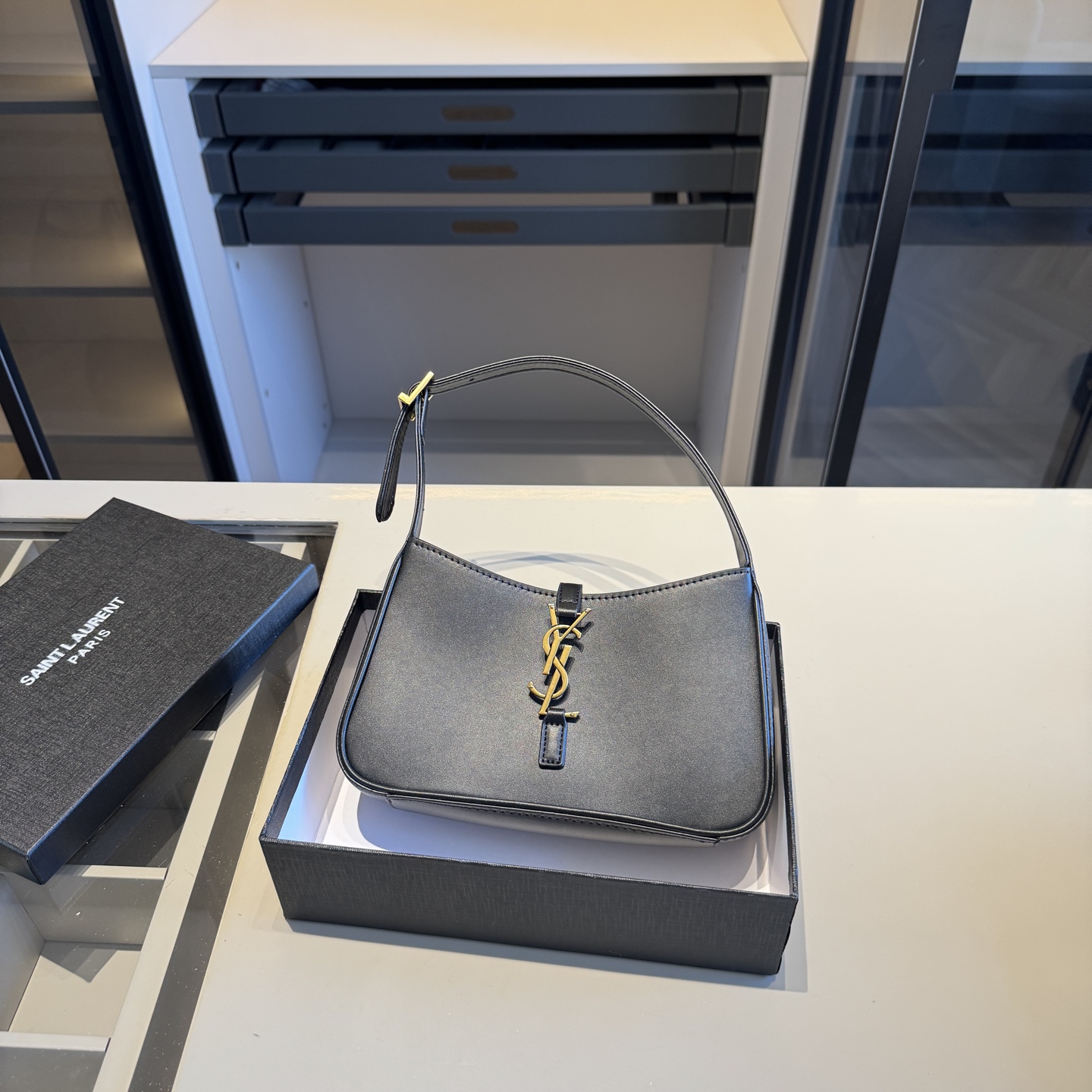 🅿️135✅新品推荐🔜 升级版🔥YSL圣罗兰专柜爆款hobo腋下包！明星同款！到哪都是回头率👍专柜同款哦！品质堪比正品！进口牛皮面料🐂外出轻便实用！原版顶级五金！🎁原版礼盒包装（size：24*15*6）