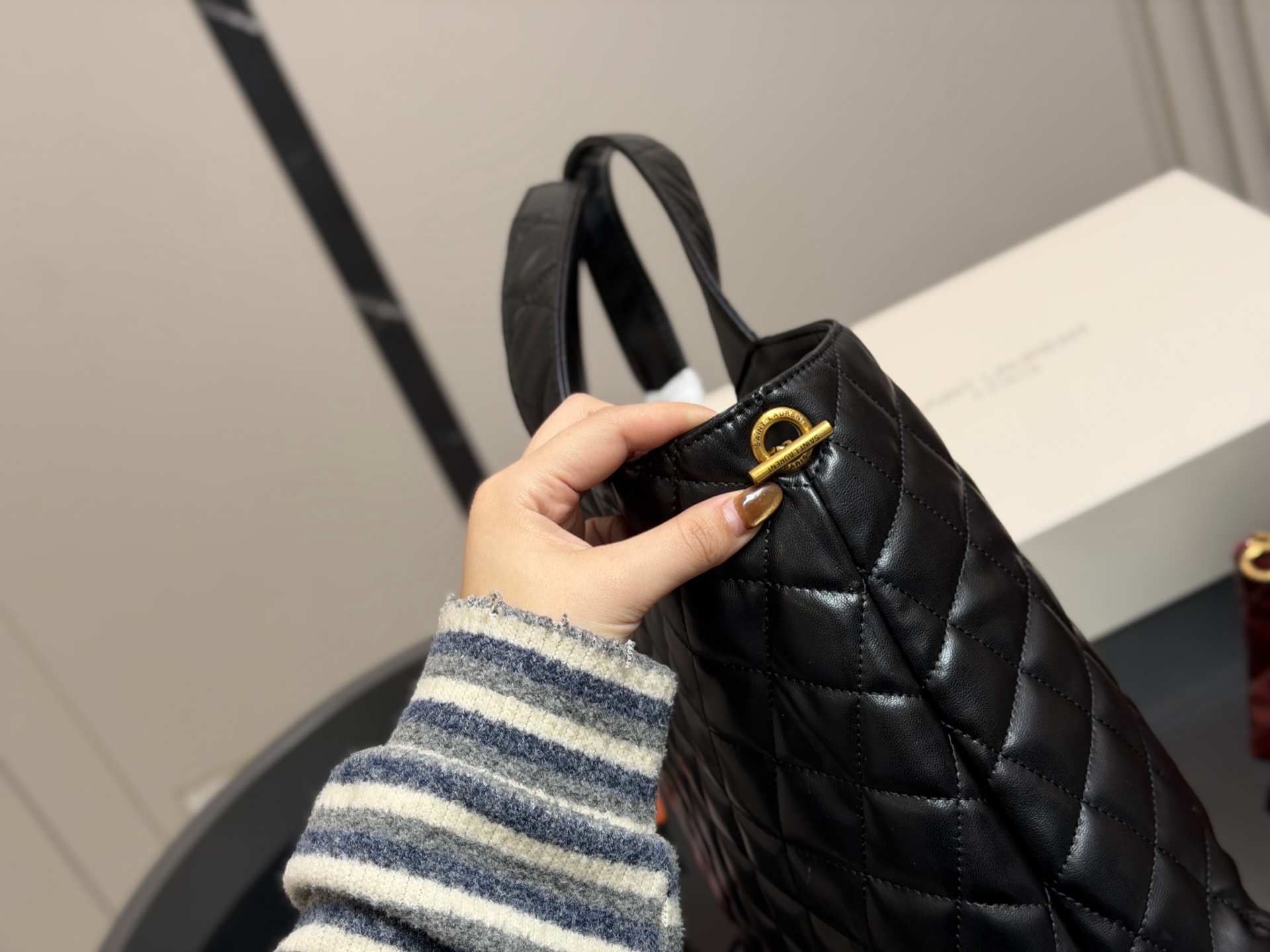 ¥220 折叠盒飞机盒 size:30*28cm 圣罗兰新款购物袋太可了吧 YSLGabv绗缝纹路购物袋 大tote感觉太温柔了吧! ⚠️原版大标