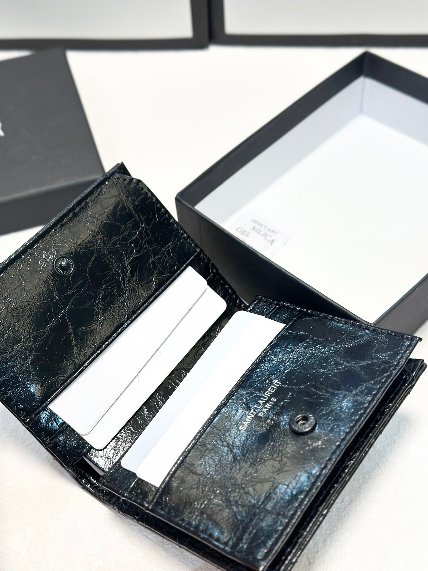 P90🎀🎀颜色 黑🎀尺寸 11x10🎀圣罗兰专柜同步👏时尚钱包，优质油蜡小牛皮👍🏻内阁丰富，超级实用❗️现货高品质[得意]