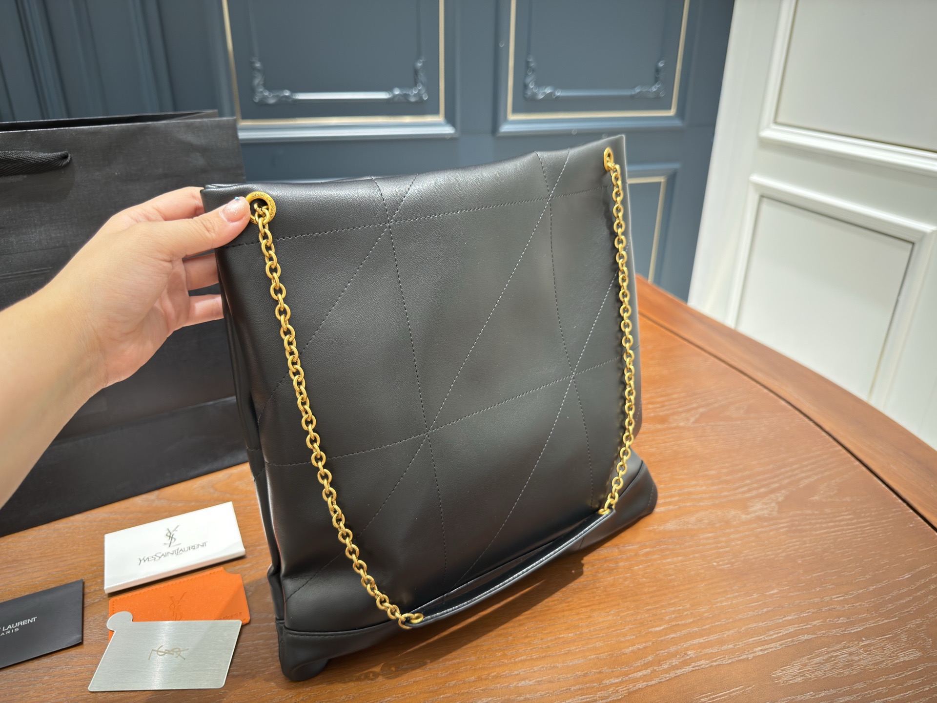 （全套包装⚠️）p200 size：34.33cm 圣罗兰太好搭配了呜呜呜 Ysl bag 更酷哦！ 面料很耐造 高级感拉满 搜索🔍 垃圾袋