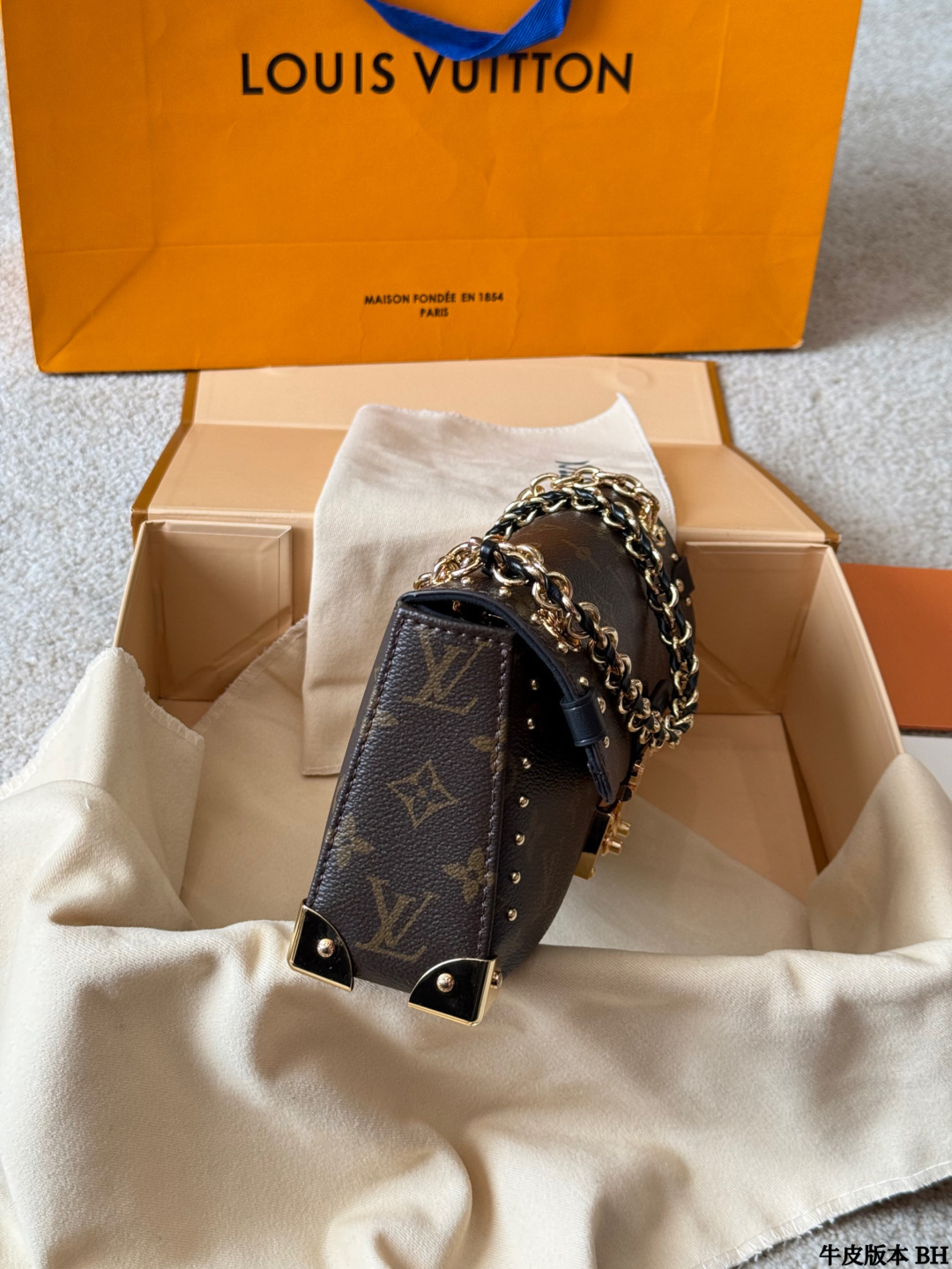 复刻版 p180 LV Trunkie 老花链条包 LV Trunkie老花链条包，经典Monogram帆布+金属铆钉，复古又摩登！灵感来自LV古董旅行箱，硬挺廓形超有辨识度。S型锁扣开合仪式感满满，链条肩带可拆卸，手拎、单肩、斜挎都OK，通勤休闲都能搭。尺寸26x17cm，容量适中，日常物品轻松装下，实用又时髦！