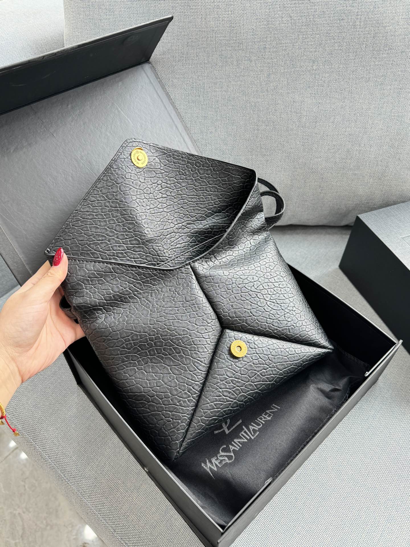 💰125 折叠盒 size：23&times;16 圣罗兰 YSL LE CASSANDRE 大象纹 链条包 信封包 单肩斜挎手拿包 精致度满分10 链条包新色新色好有气质小羊皮材质 很轻很软!巴掌大却超好装的小个子可以闭眼冲 超软超有质感！！！