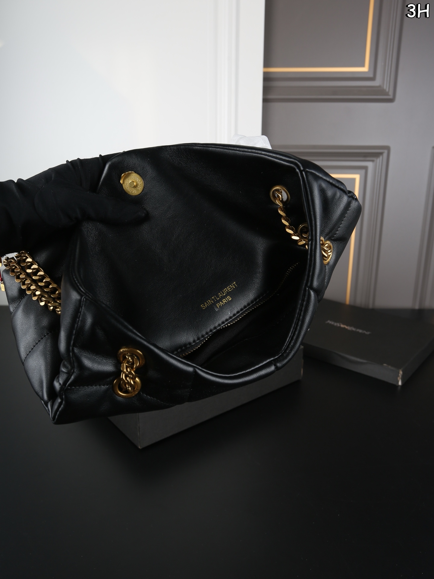 P120 天地盖 圣罗兰 YSL 云朵包 斜挎单肩包 可盐可甜， 是那种复古金色，很高级很洋气哇。 女性理想的日常出行良伴。从休闲时光到较正式场合，它总能为正装造到更添一抹个性态度。ysl云朵包的设计简洁大方，时尚又不失个性，无论是日常搭配还是出席派对，都能让你成为最闪耀的那一颗星! 尺寸：28&times;18