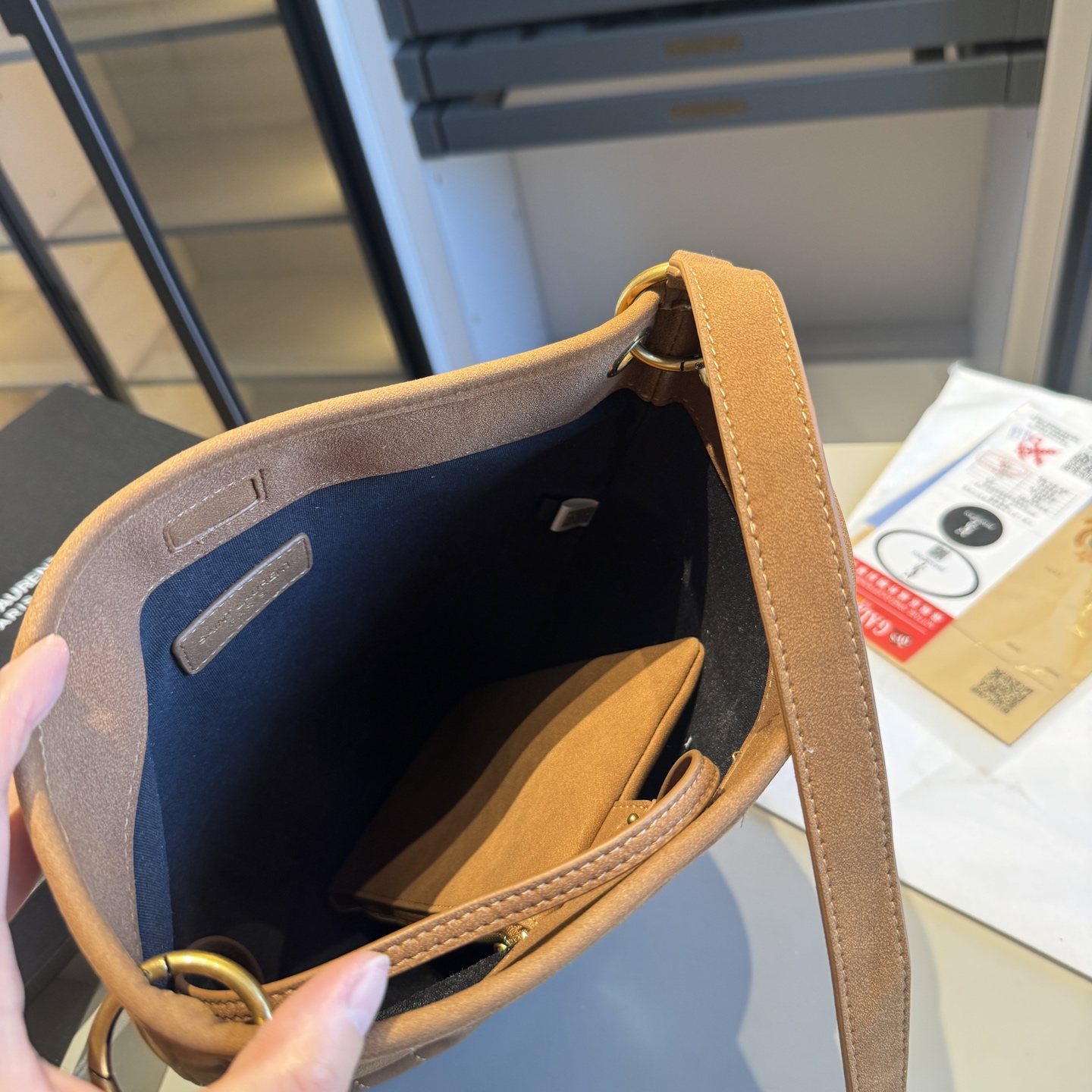 🅿️135✅新品推荐🔜 高端货🔥YSL圣罗兰新款NIKI水桶包👍配内胆小包‼️明星同款！大容量～非常实用[呲牙]走到哪都是回头率👍超级有范儿！采用原版麂皮面料！五金都是原版材质哦！质感特别好👍品质堪比正品！上身效果超棒！原版礼盒包装🎁（size：24*30*10 上口31 小包21*12）