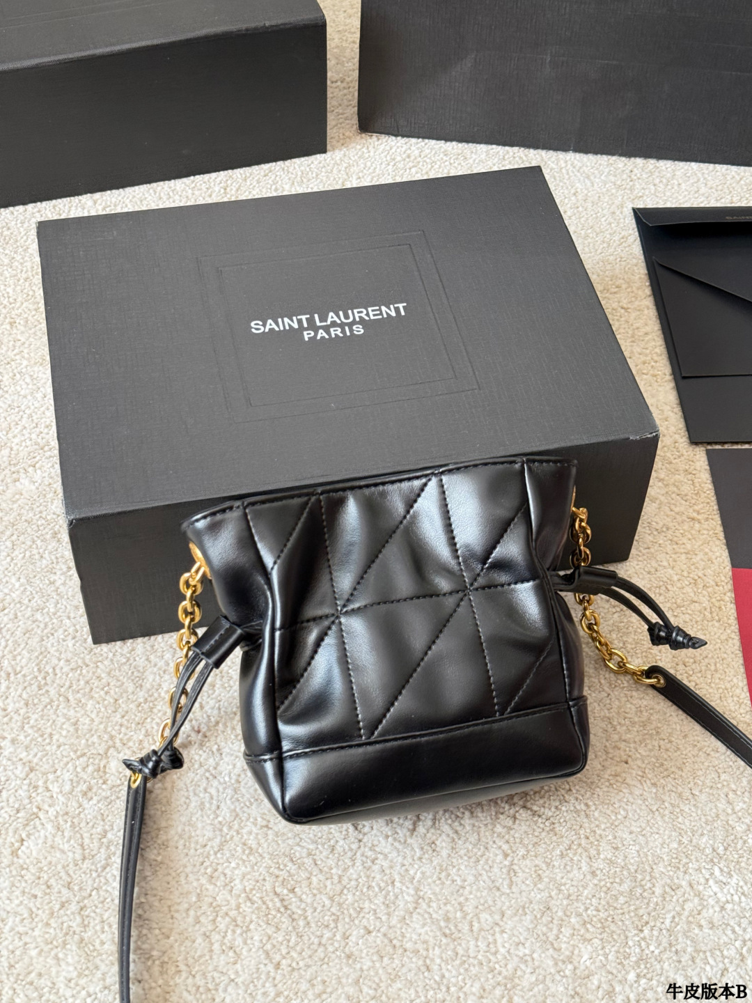 牛皮版本 p145 YSL 圣罗兰｜Jamie 4.3 Pochon 这个款式热度很高，黑金配色高级，包型时尚，容量足够，万物可装，坚版包型上身修长身形，自带慵懒感！ 包包采用柔软纳帕皮革，皮面光滑亮泽细腻，质感轻盈，超高工艺的对格绗缝。链条可收紧，营造出抽绳包 版的廓形，整体高雅精巧！ 里面还有一只可拆卸手拿包，功能性超高又很好看的包 款，N多种背法：手提或手拿，腋下背，斜背都 尺寸 15cm