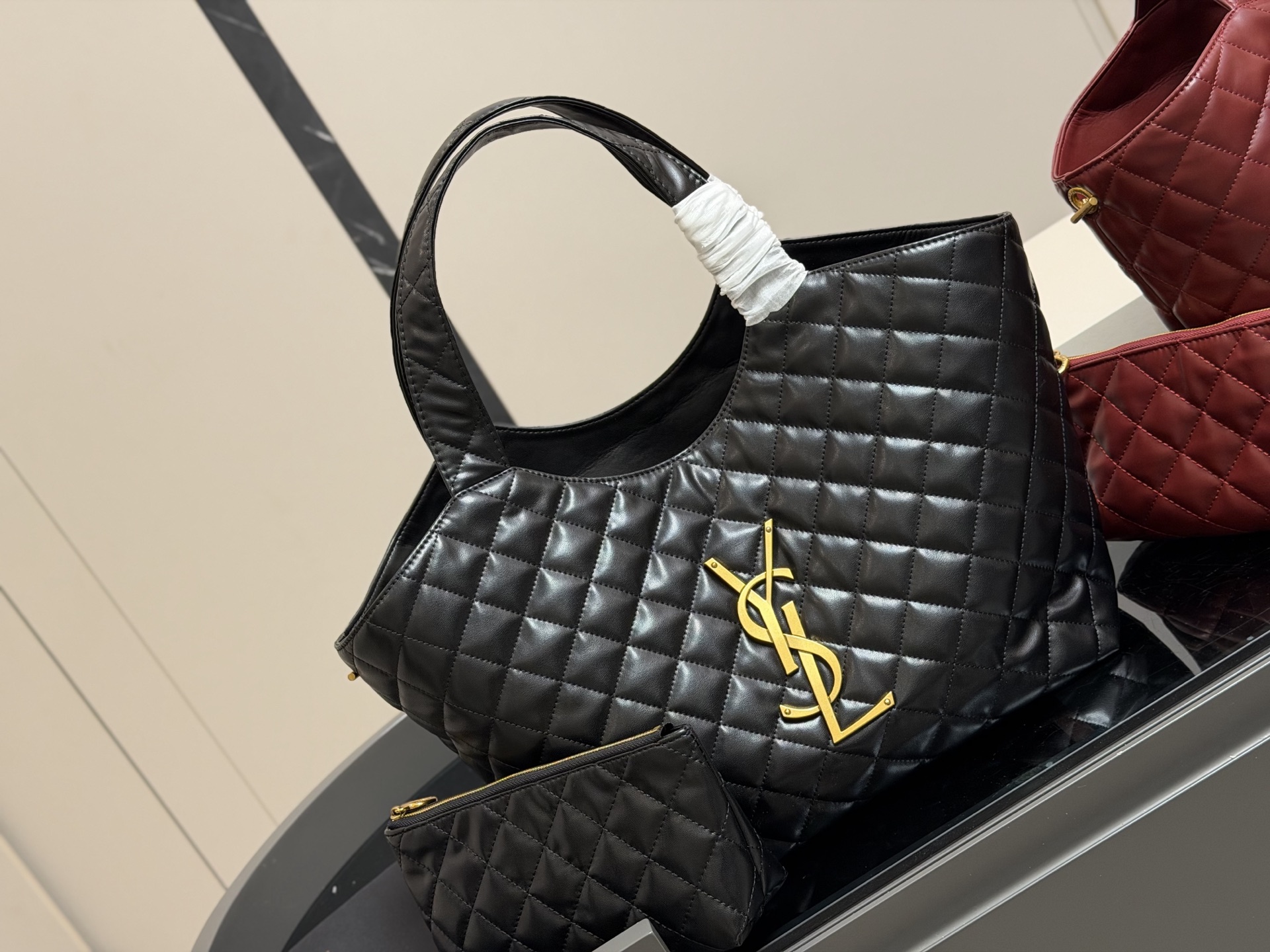 ¥220 折叠盒飞机盒 size:30*28cm 圣罗兰新款购物袋太可了吧 YSLGabv绗缝纹路购物袋 大tote感觉太温柔了吧! ⚠️原版大标