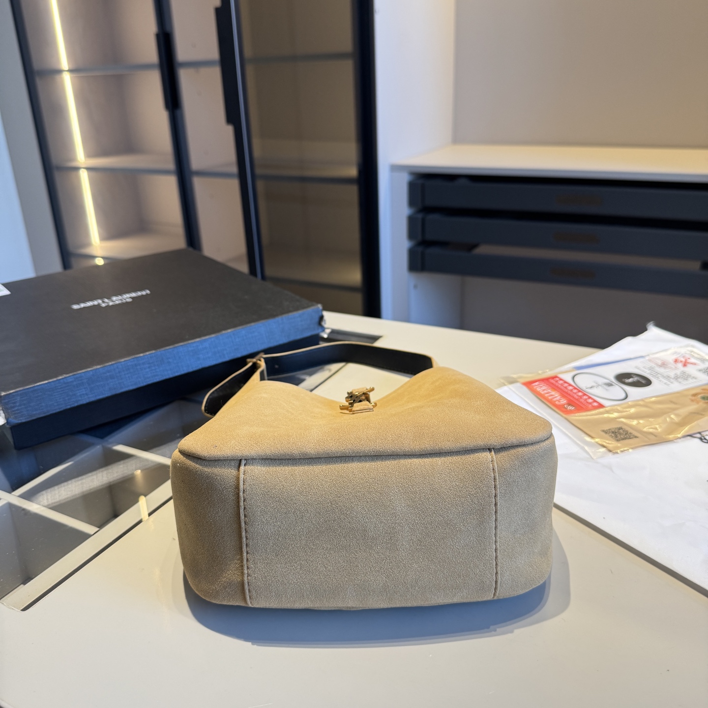 🅿️140✅新品推荐🔜 🔥YSL圣罗兰专柜新款麂皮系列HOBO腋下包👍这款包超！级！火！👍各大明星追捧的爆款～采用原版五金配件！经典logo！顶级做工！面料采用原版皮料！大容量！原版礼盒包装🎁（size：21*22*9）