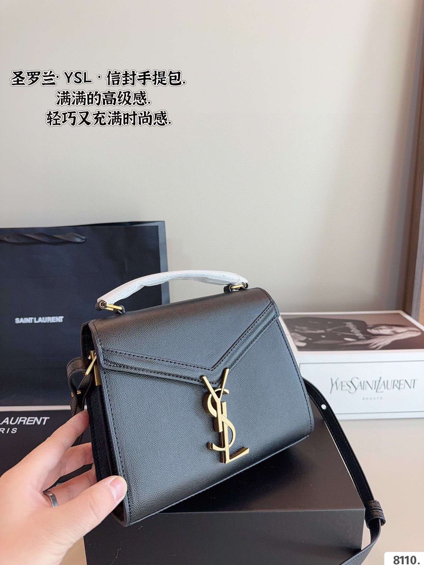p175配礼盒🎁. 圣罗兰YSL cassandra 手提邮差包 简约才是百搭公式。 复古又时髦，妥妥的街拍神器。 出街通勤都可。 容量很大，可肩背、斜挎。 搭配很显高级感。 是帅气女孩不可缺少的一款经典存在。尺寸：20*8*16cm