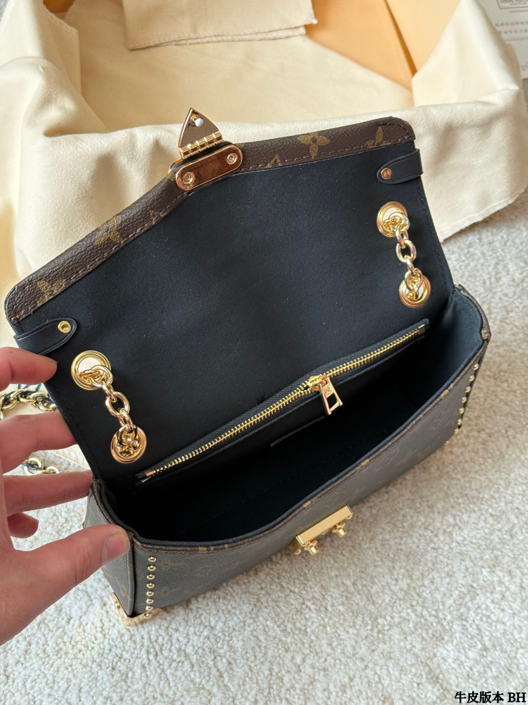 复刻版 p180 LV Trunkie 老花链条包 LV Trunkie老花链条包，经典Monogram帆布+金属铆钉，复古又摩登！灵感来自LV古董旅行箱，硬挺廓形超有辨识度。S型锁扣开合仪式感满满，链条肩带可拆卸，手拎、单肩、斜挎都OK，通勤休闲都能搭。尺寸26x17cm，容量适中，日常物品轻松装下，实用又时髦！