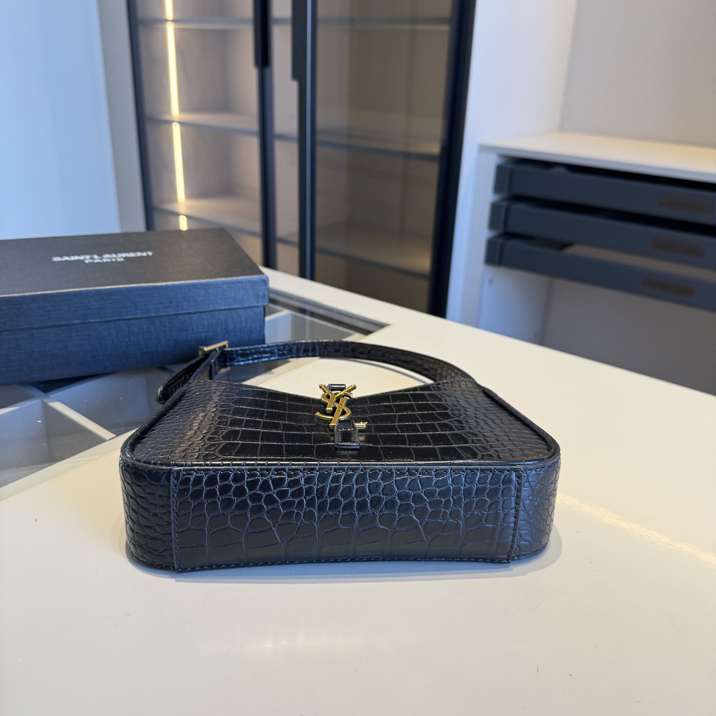 🅿️135✅新品推荐🔜 升级版🔥YSL圣罗兰专柜爆款hobo腋下包！鱼纹系列🐊明星同款！到哪都是回头率👍专柜同款哦！品质堪比正品！进口牛皮面料🐂外出轻便实用！原版顶级五金！🎁原版礼盒包装（size：24*15*6）