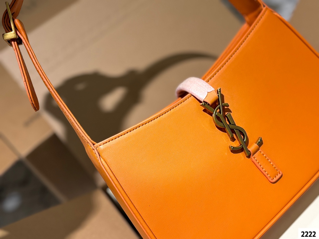 P125 YSL圣罗兰hobo腋下包， 今天的这只方方正正的腋下包又是满满的惊喜呀摸_上去皮质丝滑触感让人一不小心就上瘾除了好质感设计也十分特别以70年代复古手提包为灵感，融入「Rive Gauche左岸精神」，干净的包身以金属扣饰点缀包包极简的外形加上经典品牌logo，完美的搭配，非常的时尚百搭！尺寸：25 14