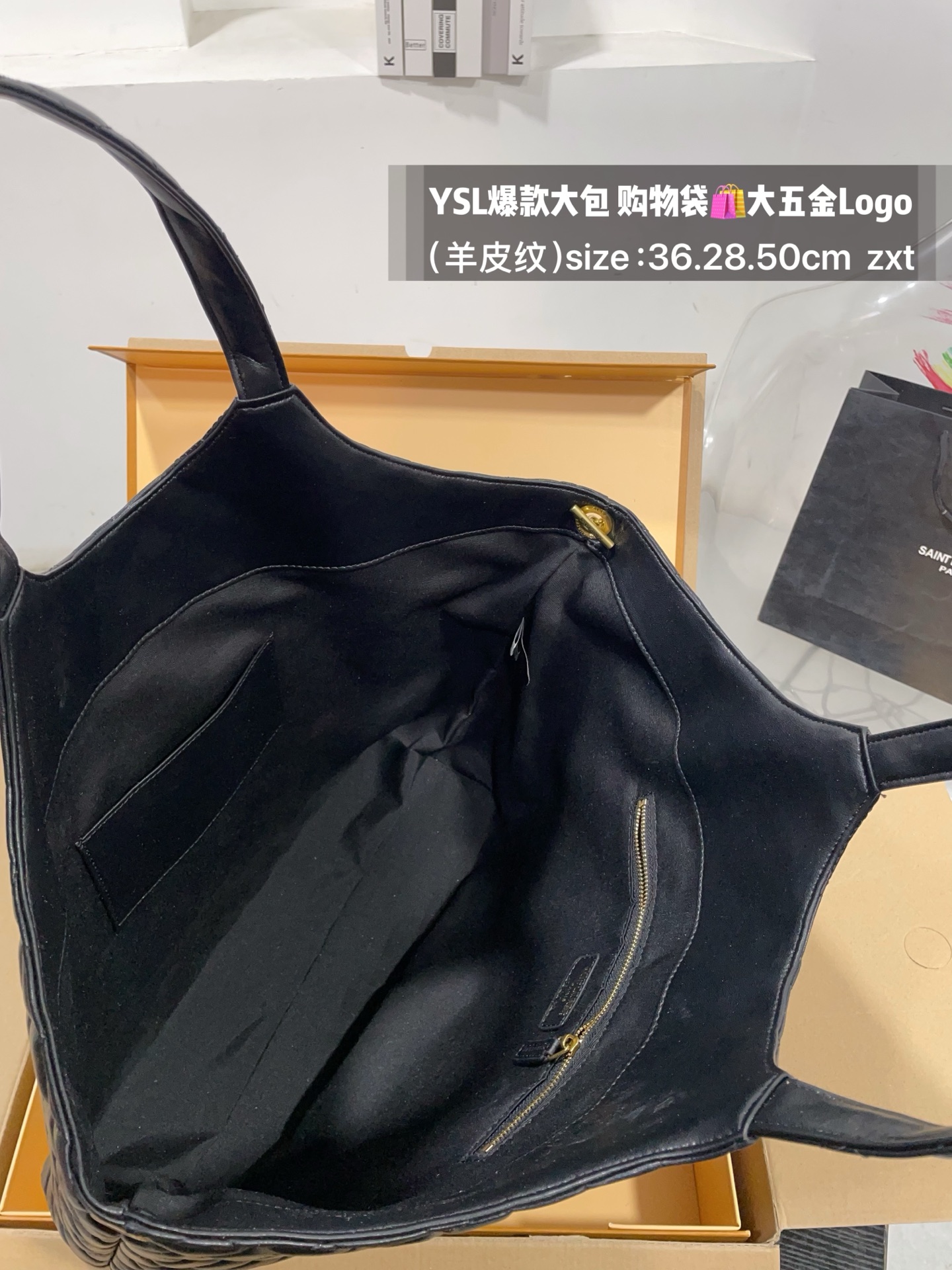 👑💰175无盒 size：底36.28.50cm YSL爆款大包 购物袋🛍️ 大五金Logo终于做到与原版大小一致💪 高级感满满👍圣罗兰 复古菱形格子与 巨大LOGO五金 璀璨而大气☄️ 最重要是一包当2包用、 中间链子往两侧一收 可以变换造型 配有小包一个 （五金全套对版带LOGO）