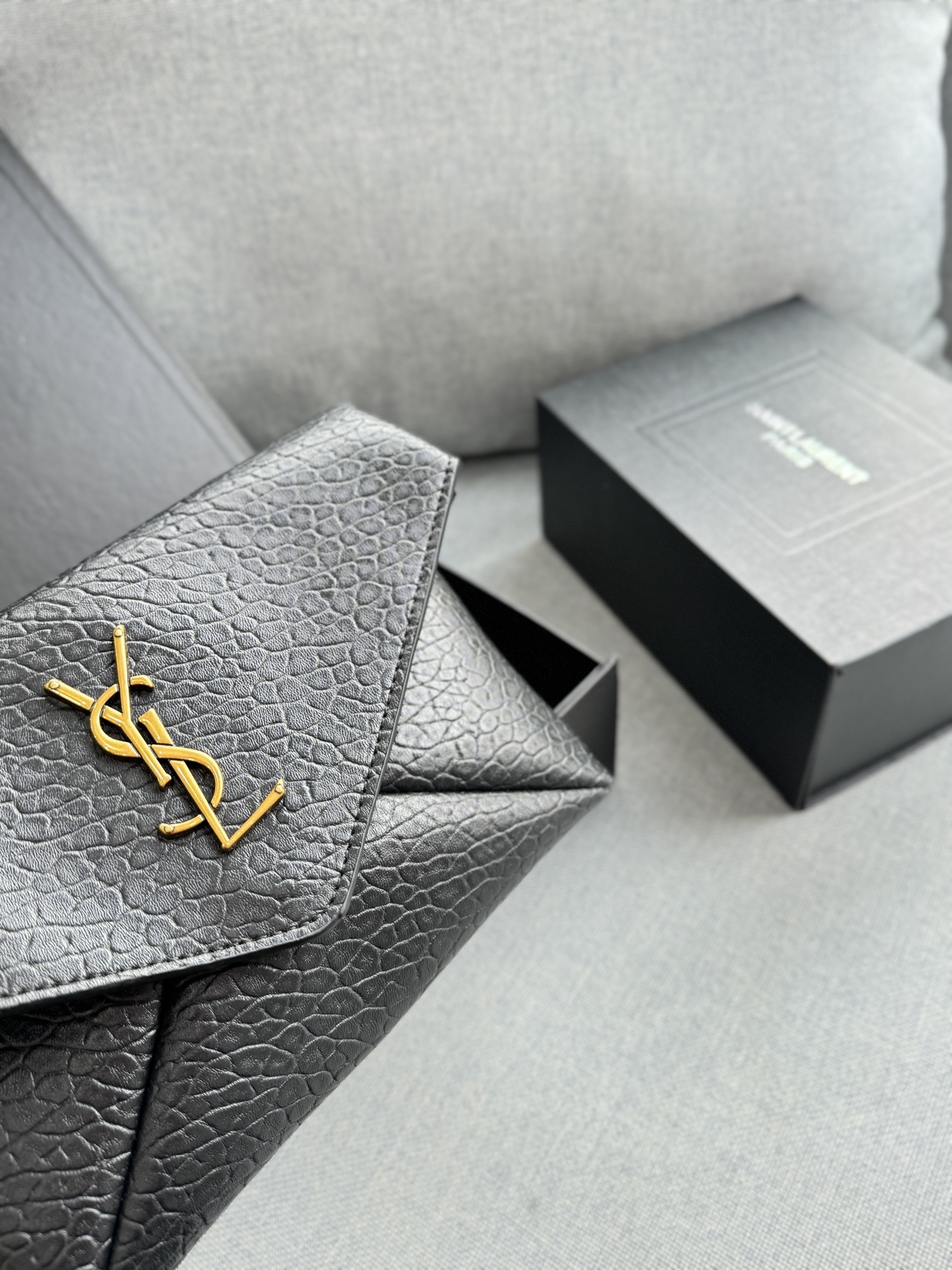 💰125 折叠盒 size：23&times;16 圣罗兰 YSL LE CASSANDRE 大象纹 链条包 信封包 单肩斜挎手拿包 精致度满分10 链条包新色新色好有气质小羊皮材质 很轻很软!巴掌大却超好装的小个子可以闭眼冲 超软超有质感！！！