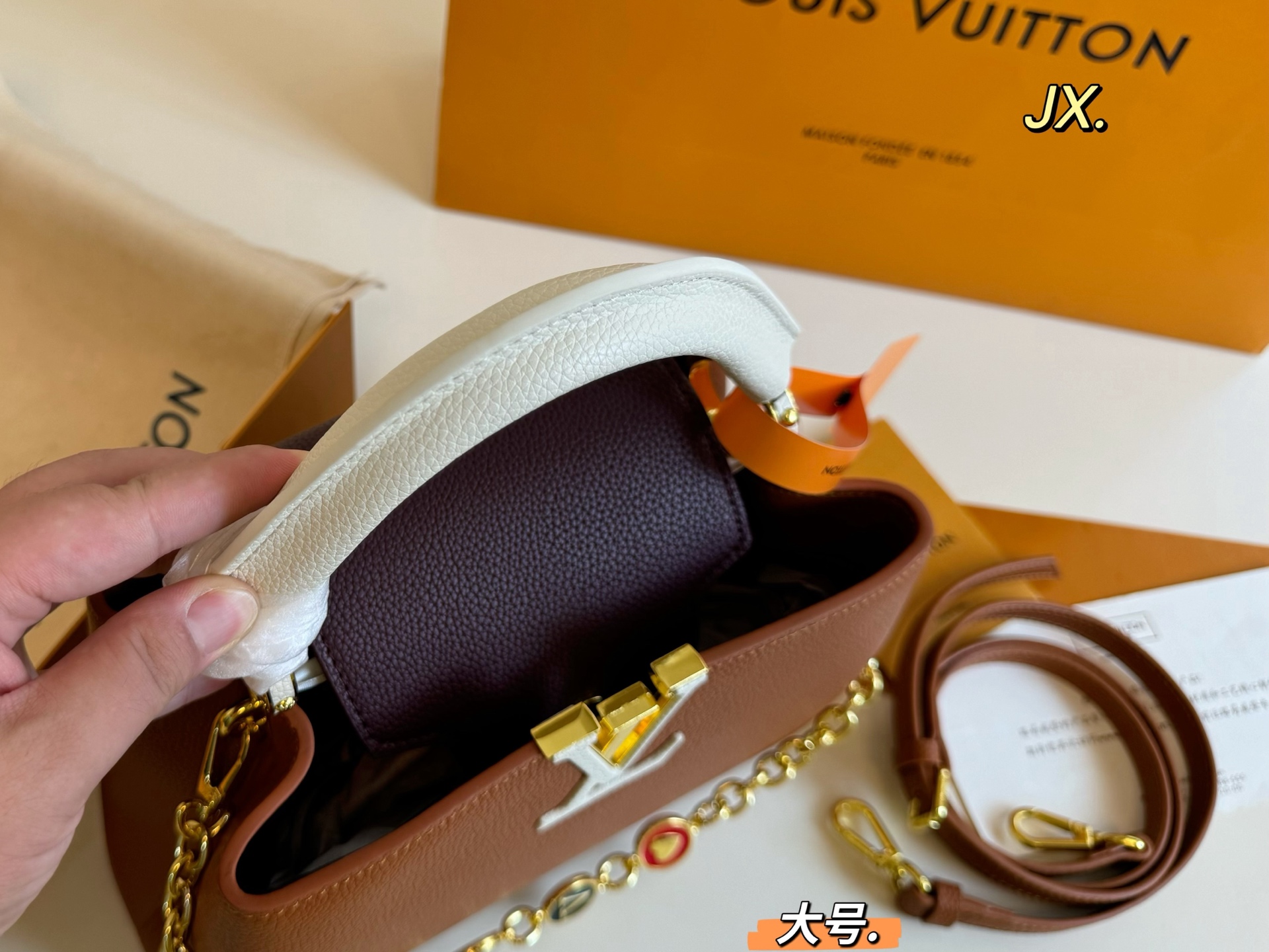 P180大号（折叠盒） size:27&times;18大号 LV路易威登Capucines卡普辛手提包💕 贵气十足的包包，真的超美！ 色彩鲜亮不张扬，显得无比温柔 高级感满🈵️，时尚洋气❗️ 大小刚好，精致又不失优雅‼️