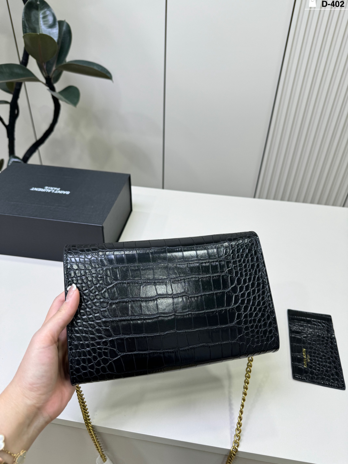 💰p120 D-402尺寸24&times;14折叠盒 YSL Le Cassandre信封包 日常通勤或正式场合都能轻松驾驭 尺寸适中，实用又时髦，是圣罗兰经典热门款，真的很值得入手!