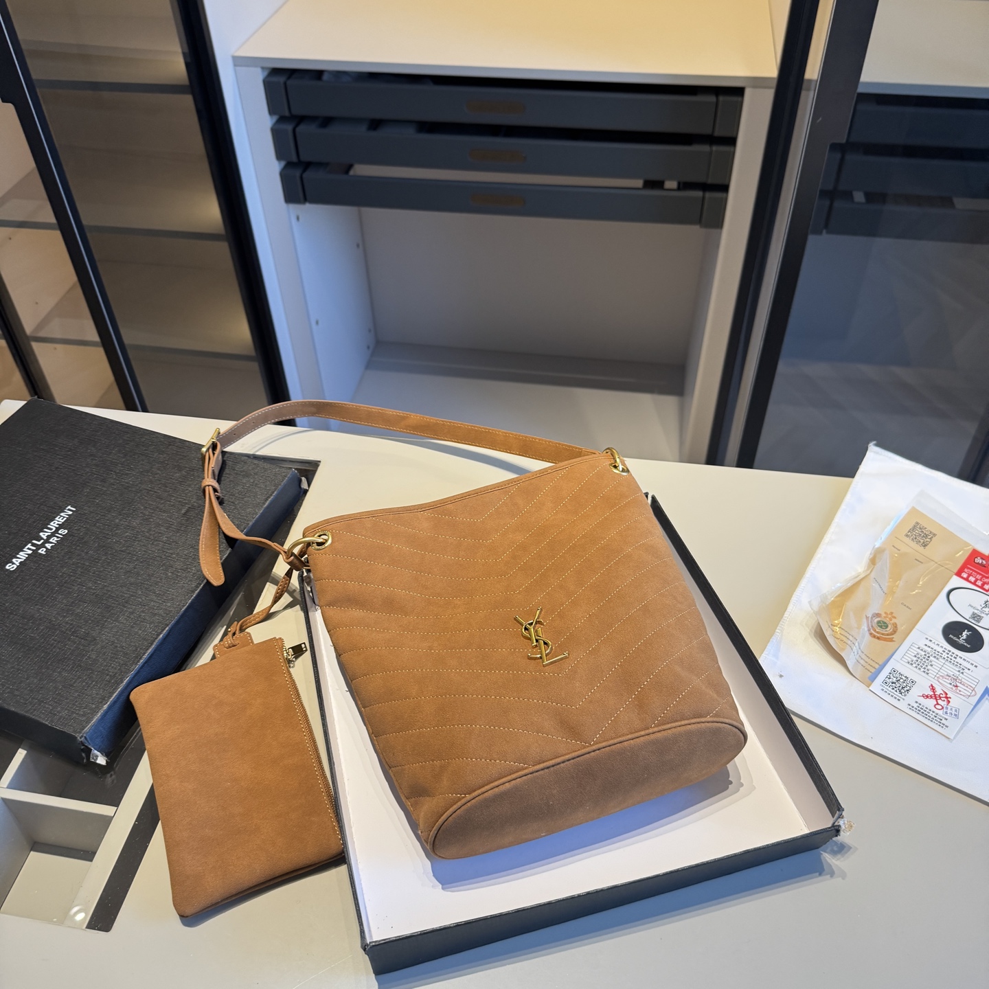 🅿️135✅新品推荐🔜 高端货🔥YSL圣罗兰新款NIKI水桶包👍配内胆小包‼️明星同款！大容量～非常实用[呲牙]走到哪都是回头率👍超级有范儿！采用原版麂皮面料！五金都是原版材质哦！质感特别好👍品质堪比正品！上身效果超棒！原版礼盒包装🎁（size：24*30*10 上口31 小包21*12）