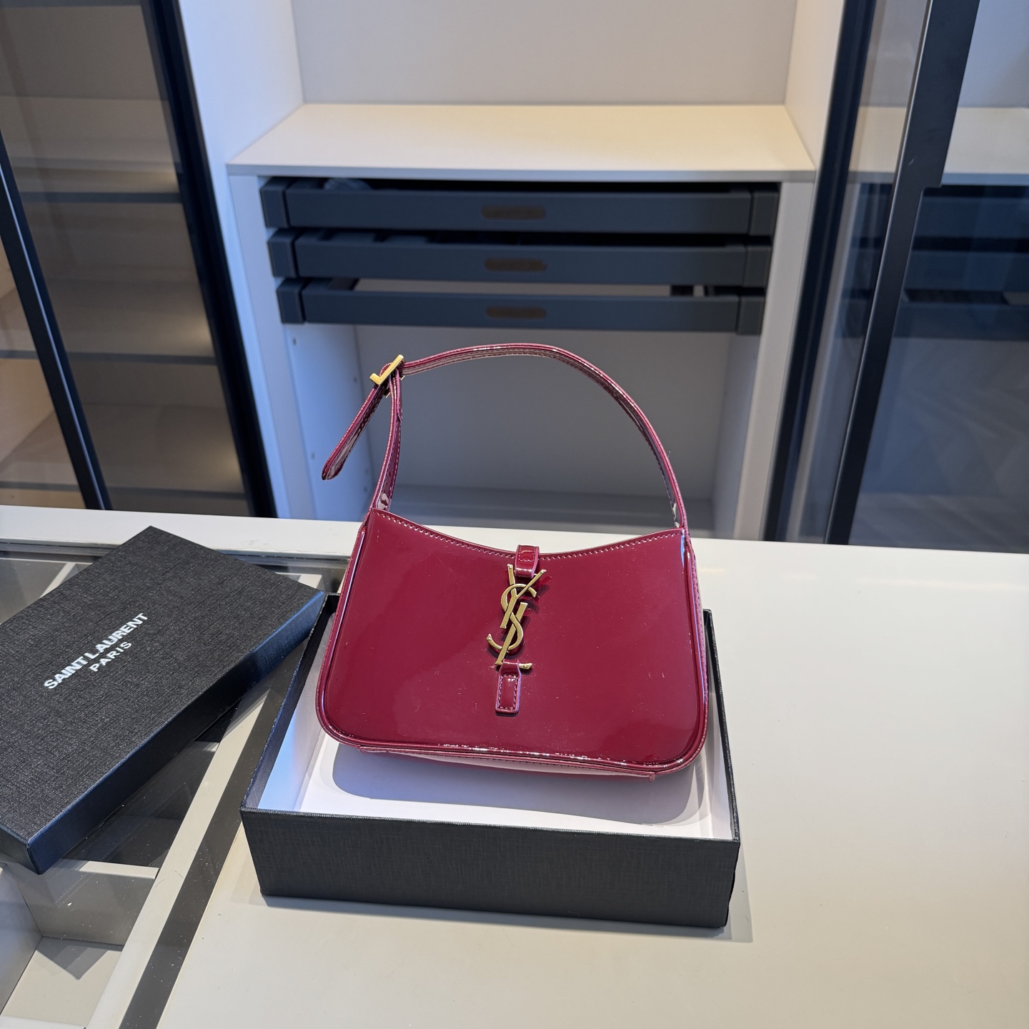 🅿️135✅新品推荐🔜 升级版🔥YSL圣罗兰专柜爆款hobo腋下包！漆皮系列！明星同款！到哪都是回头率👍专柜同款哦！品质堪比正品！进口牛皮面料🐂外出轻便实用！原版顶级五金！🎁原版礼盒包装（size：24*15*6）