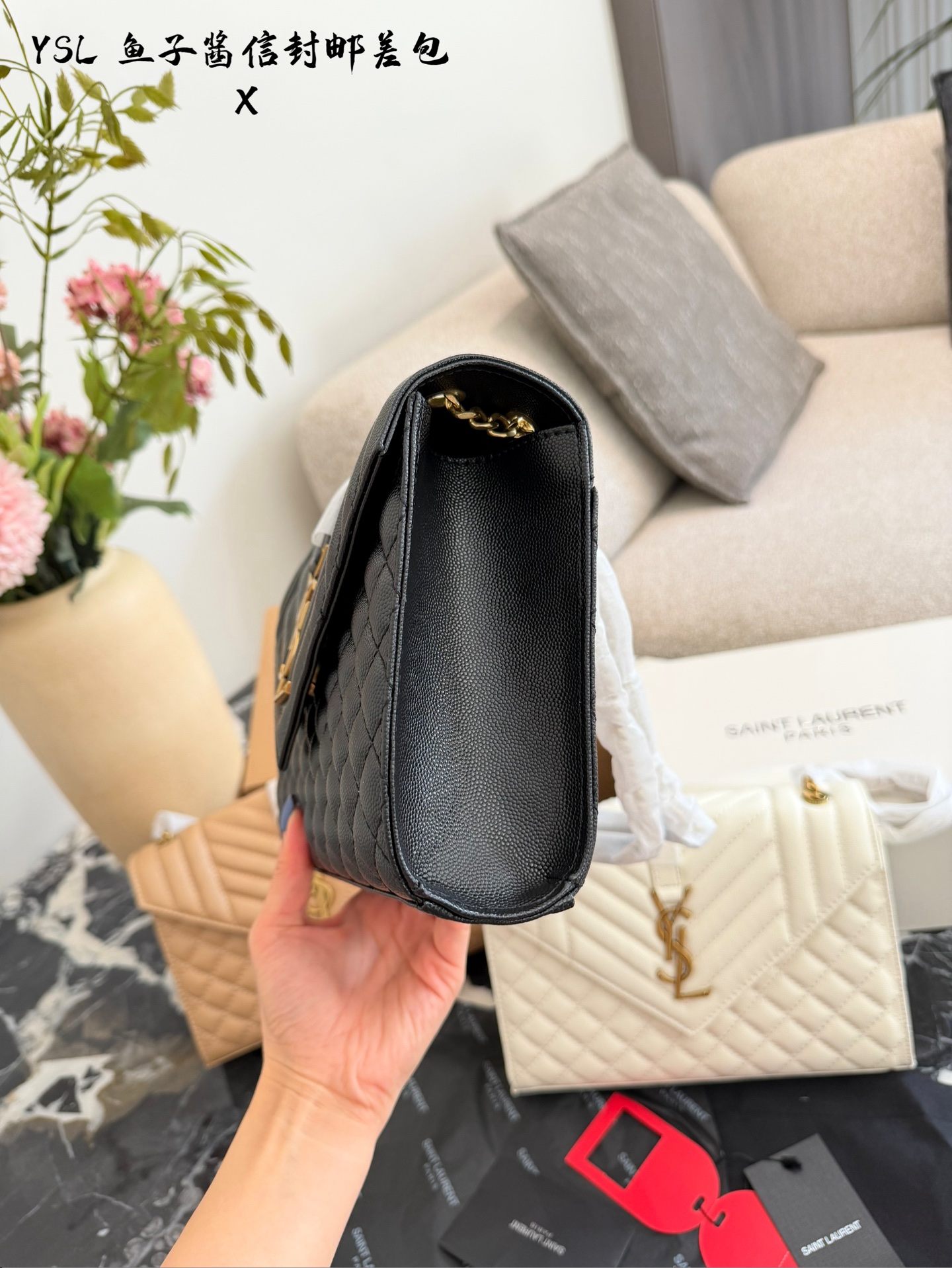 YSL鱼子酱信封包​​p155 🖤YSL Envelope鱼子酱信封包，经典信封造型+绗缝设计，质感满分！颗粒纹牛皮耐磨又高级，金色Logo超有辨识度✨。中号尺寸约24&times;17&times;6cm，容量适中，日常通勤或约会都很OK。链条可调节，单肩、斜挎、腋下背法随心切换，百搭不挑衣服，四季都能用！黑金配色经典耐看，实用又时髦，是YSL标志性手袋之一💼。
