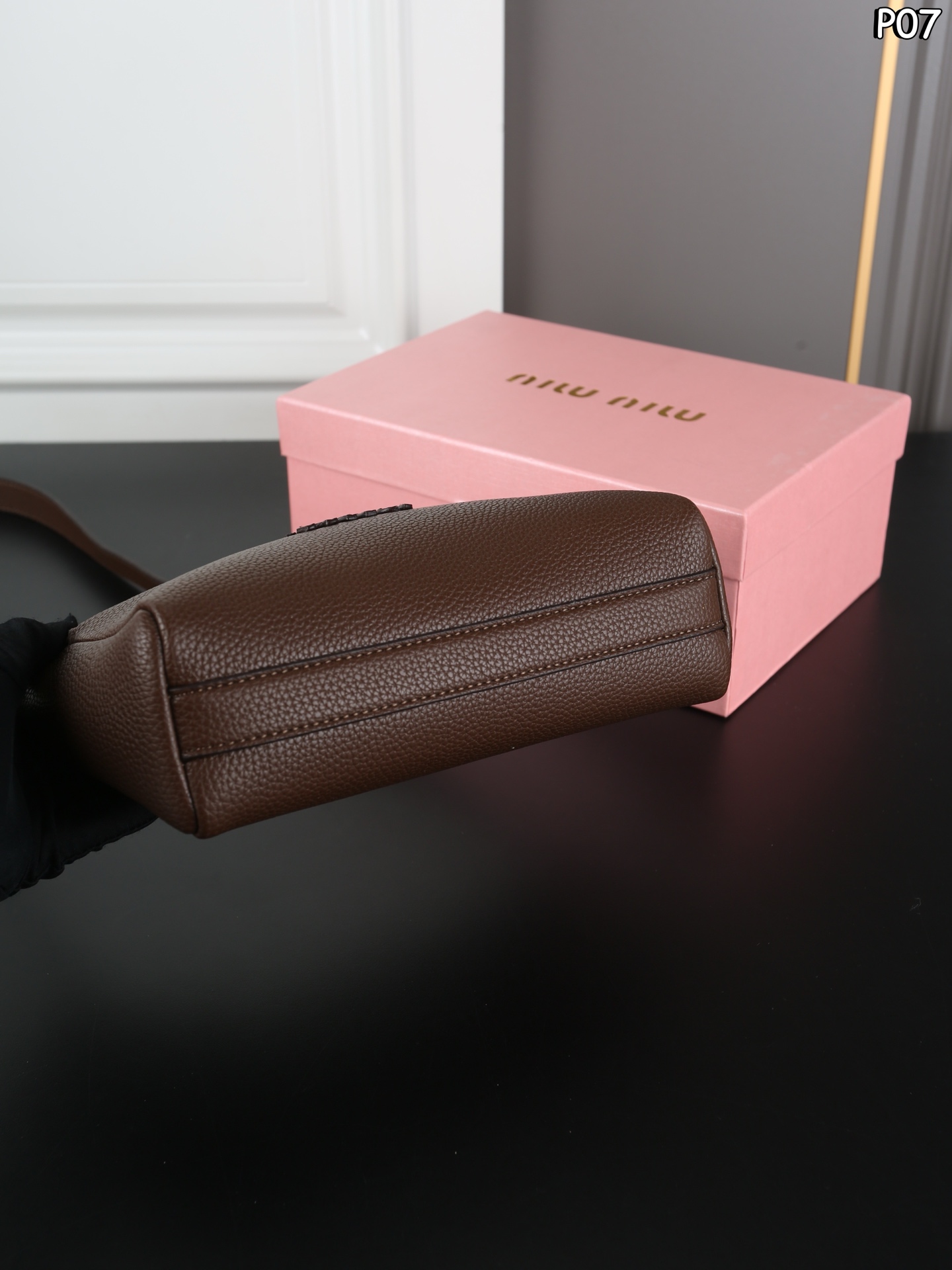 P145 天地盖 MIU MIU缪缪 相机包 斜挎单肩包 Miumiu相机包太可爱啦！荔枝纹小牛皮，手感好柔软太适合秋冬了[赞R] 方形设计简约低调又高级～ 日常手机 粉饼 钥匙.. 都能收纳～ 肩带可随意调节，时髦感十足～ 尺寸：20&times;11