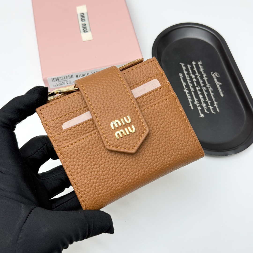 p85🎀miumiu V13🎀颜色 黑 棕🎀尺寸 11.5*10*3 🎀miumiu专柜最新款!专柜爆款热力来袭,釆用顶级进口牛皮,做工精细