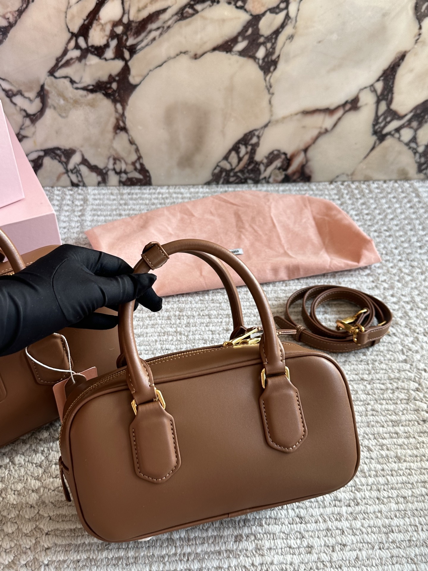 💰190、💰180 配盒 size：22*11cm 27*13cm miumiu保龄球/公文包/ 包包甜度刚好！ 很难不爱啊啊！ 可手拎也可斜挎 绝对不是小废包哦!容量足足的~~ 出场就是miumiu小公主！