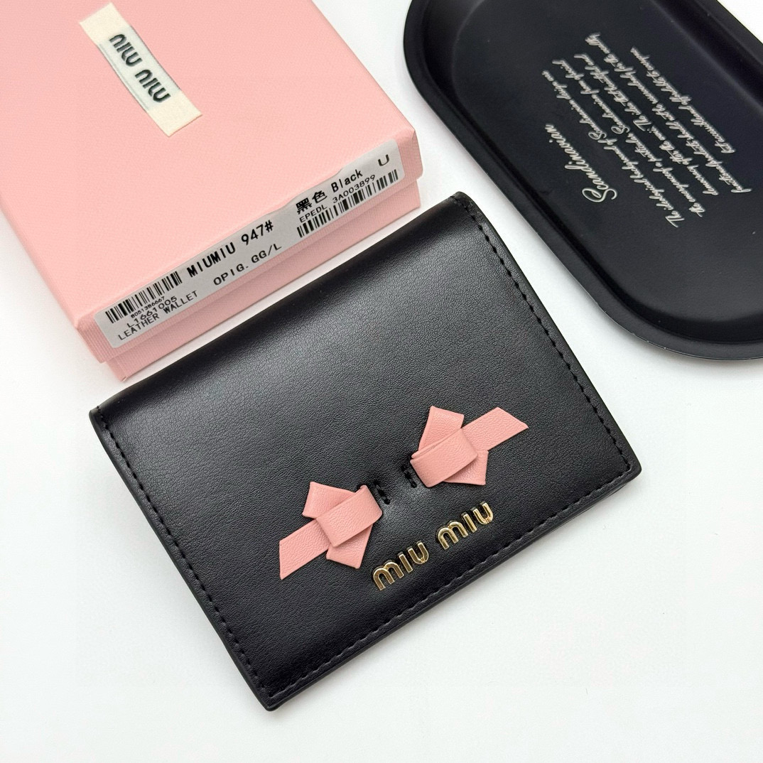 📢📢📢p95 🍒 miumiu 947 颜色：黑色 粉色 深灰色 浅灰色 尺寸：11.5*10*3 说明:miumiu专柜最新款火爆登场！采用头层牛皮，做工精致， 媲美专柜！多功能小钱包，超级精致时尚！