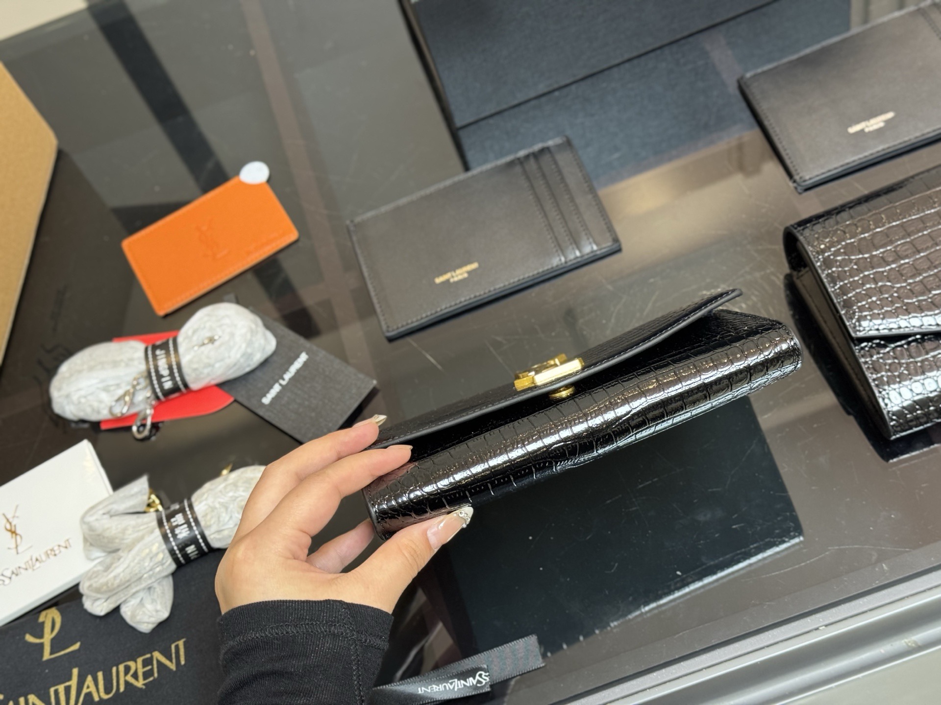 &yen;150 配折叠盒飞机盒 size：19*12cm 圣罗兰 woc二合一信封包 牛皮看起来质感特别好！耐磨耐用！ 🉑️斜挎🉑️