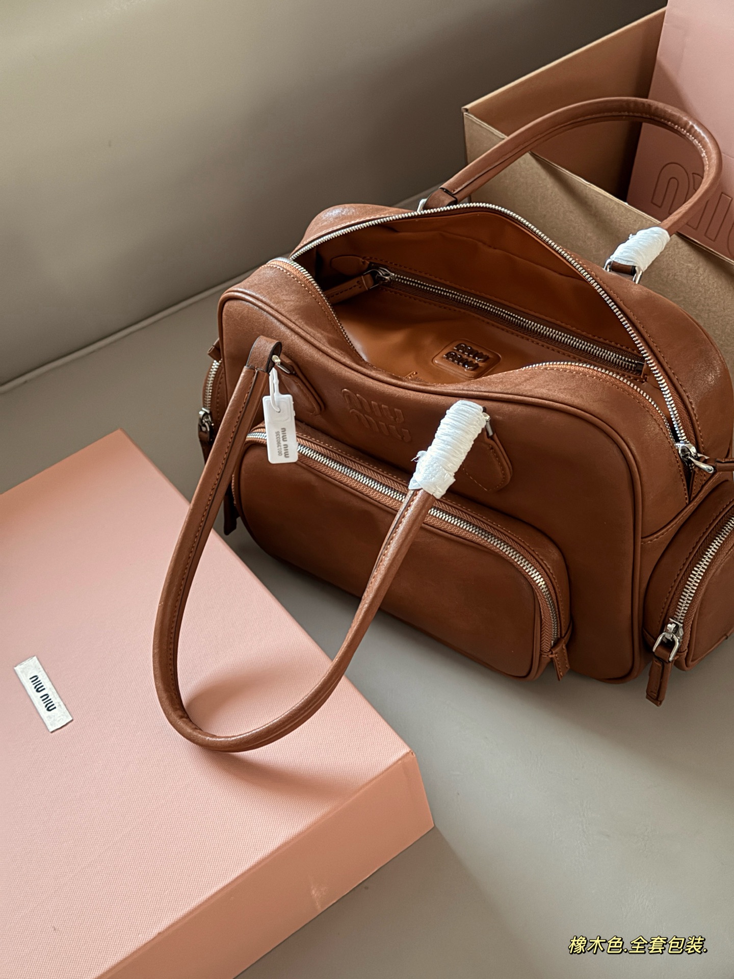 💰310 配全套包装 牛皮 size：38*16cm miumiu 新的小机车包 一眼爱上 皮质是耐用的微雾面肌理， 更复古哦！ 请把这只miumiu机车包焊在我肩上