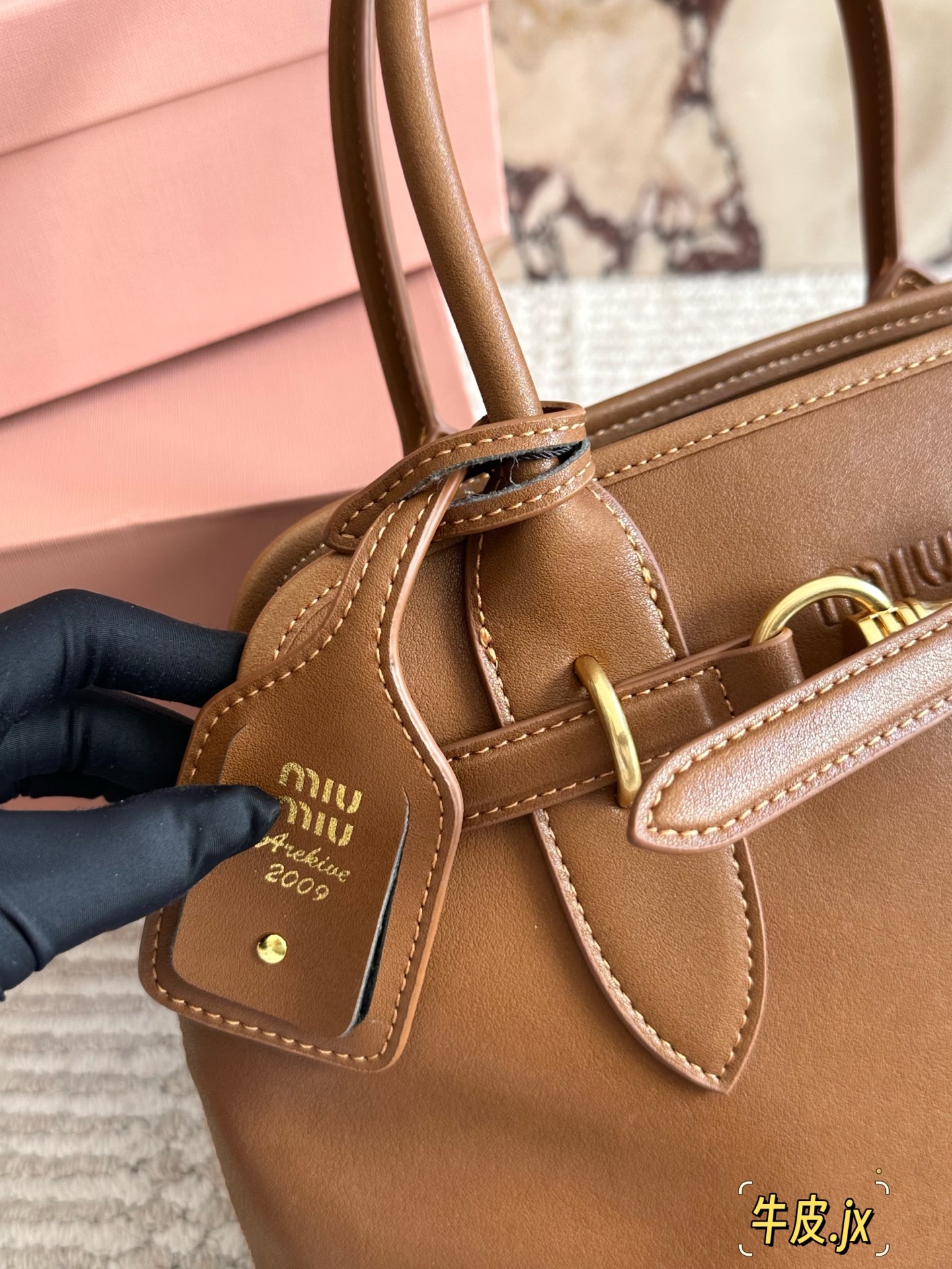 p250 原版皮 miumiu复古Aventure系列贝壳包 Aventure系列贝壳手提/斜挎包.上线啦! 24ss最流行款式,做旧褪色感的皮革颜色与质地,配上金属皮带搭扣高级又复古,采用小牛皮制作的包身设计精致,方正复古的造型 手提腋下斜挎包随意切换! 优雅通勤超好穿快快加入miu女孩吧! 尺寸:33 21cm复古包#牛皮包包