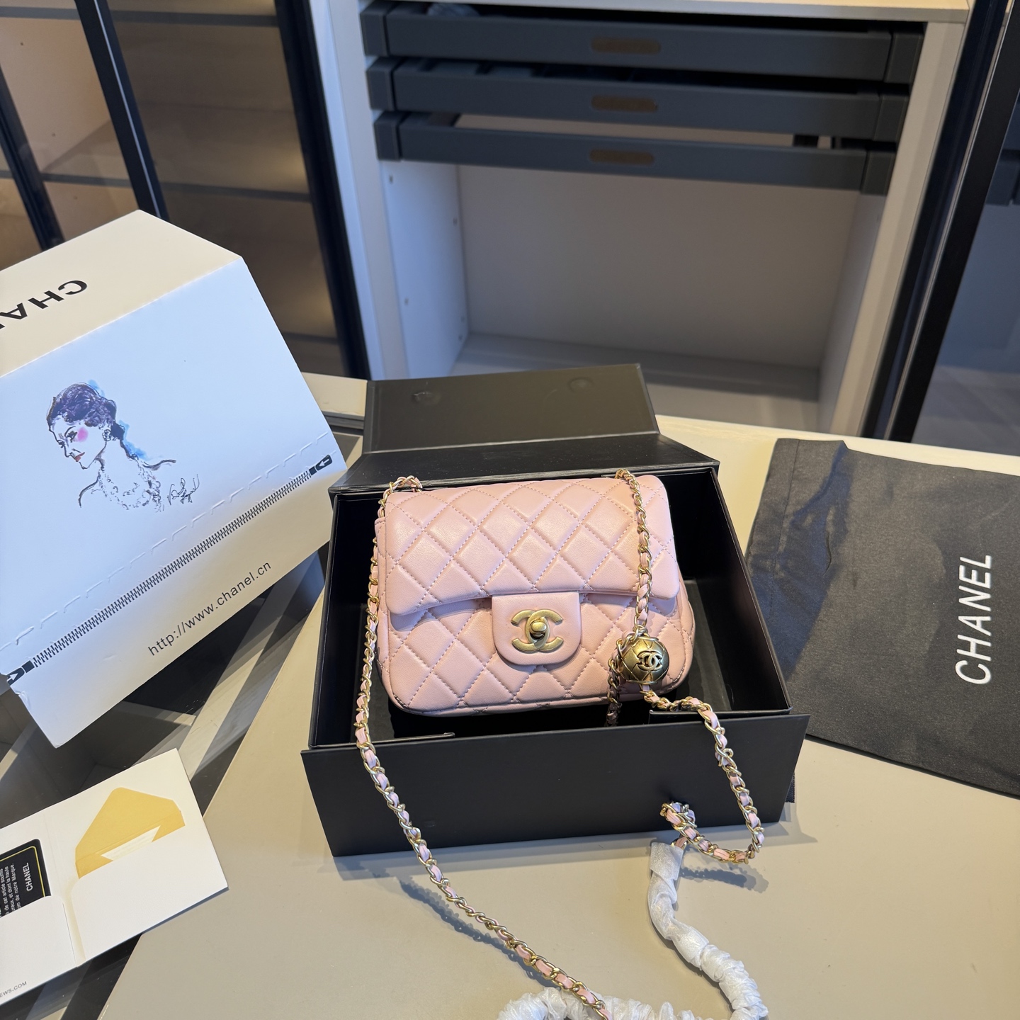 🅿️165✅新品推荐🔜 升级版～顶级货🔥全套包装‼️ 金球🔥CHANEL香奈儿经典金球系列方胖子菱格链条包👍金球可调节～小香顶级小羊皮面料哦！采用原版复刻五金配件！经典logo！原版做工！皮质手感超级棒哦！堪比专柜品质～人手必备单品哦！✈️原版飞机盒🎁原版折叠礼盒包装（size：17*13）