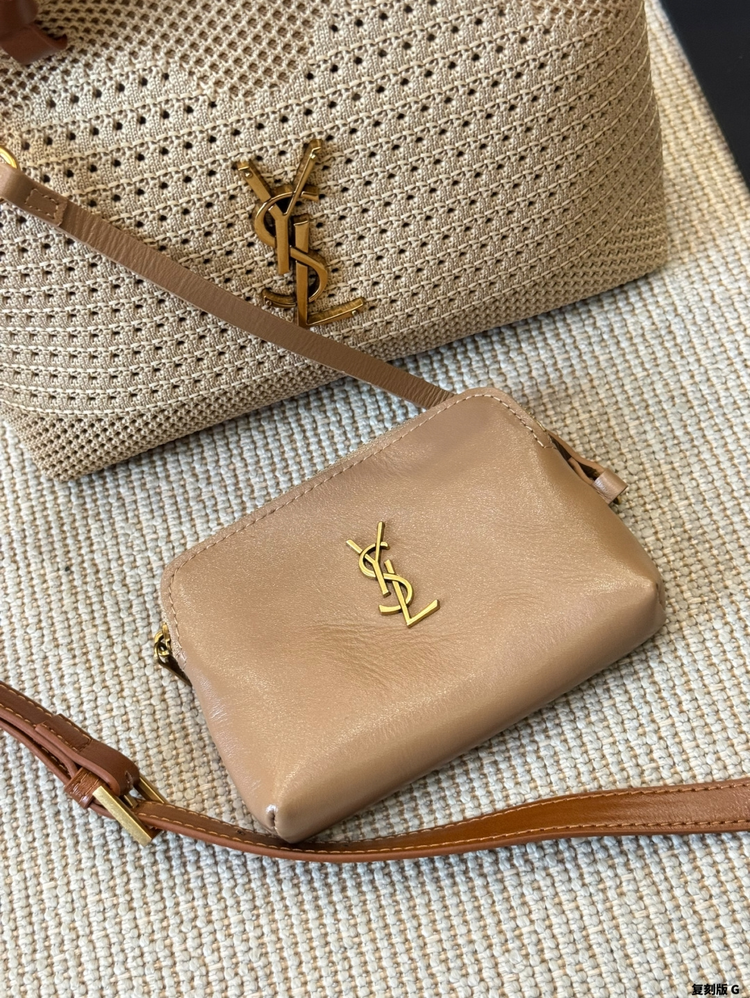 p215 YSL Oxalis拉菲草编织包 圣罗兰 YSL 草编托特包 夏天必备拉菲草单品 清清爽爽 简约时尚 通勤日常皆可的百搭神器 尺寸20 15cm