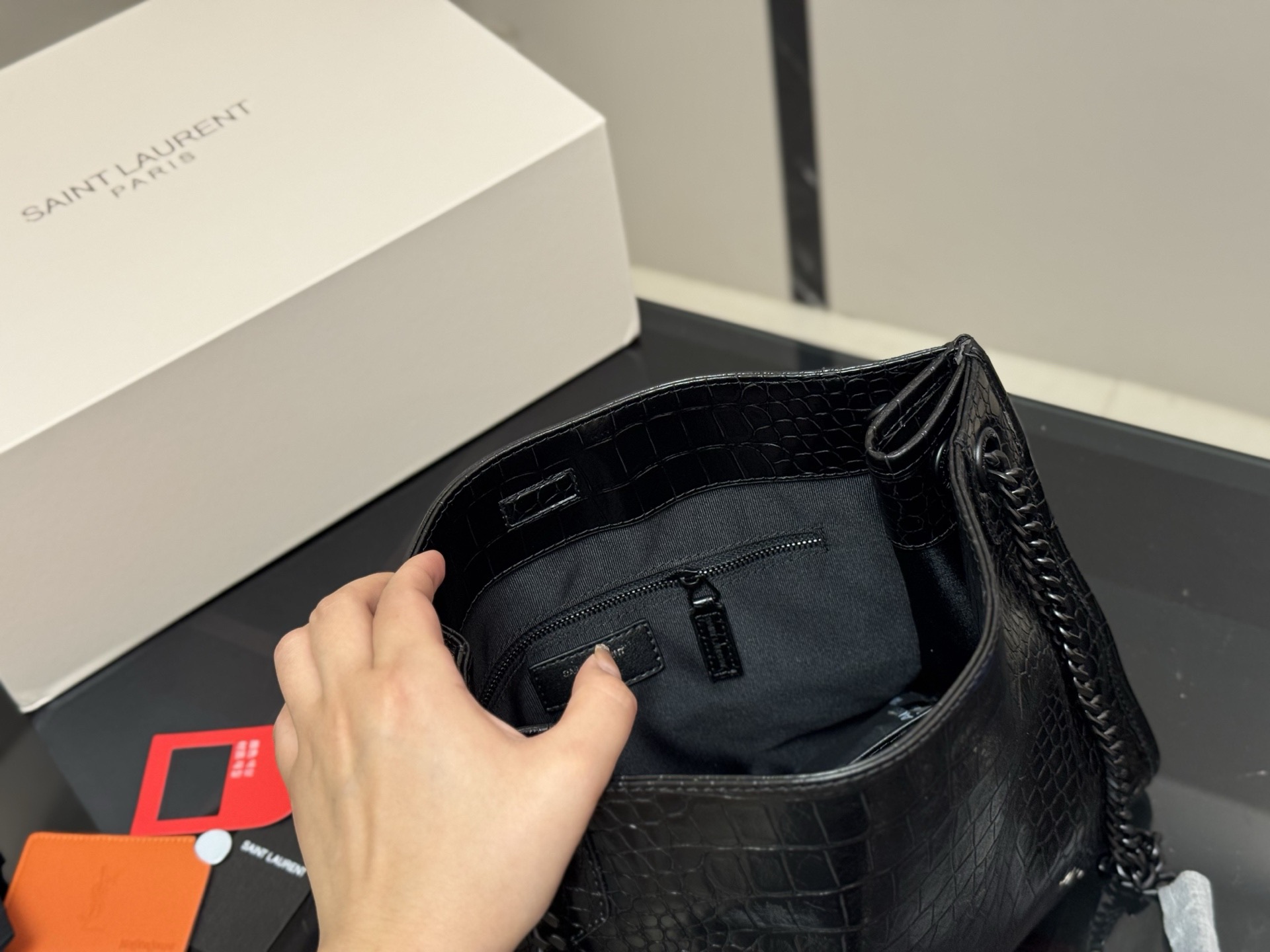 &yen;200 配全套包装 size：32*27 圣罗兰的托特包 抓皱油蜡牛皮 niki shopping bag 很不一样杨树林 niki和这款托特确实是别出心裁的设计有种莫名其妙的时髦