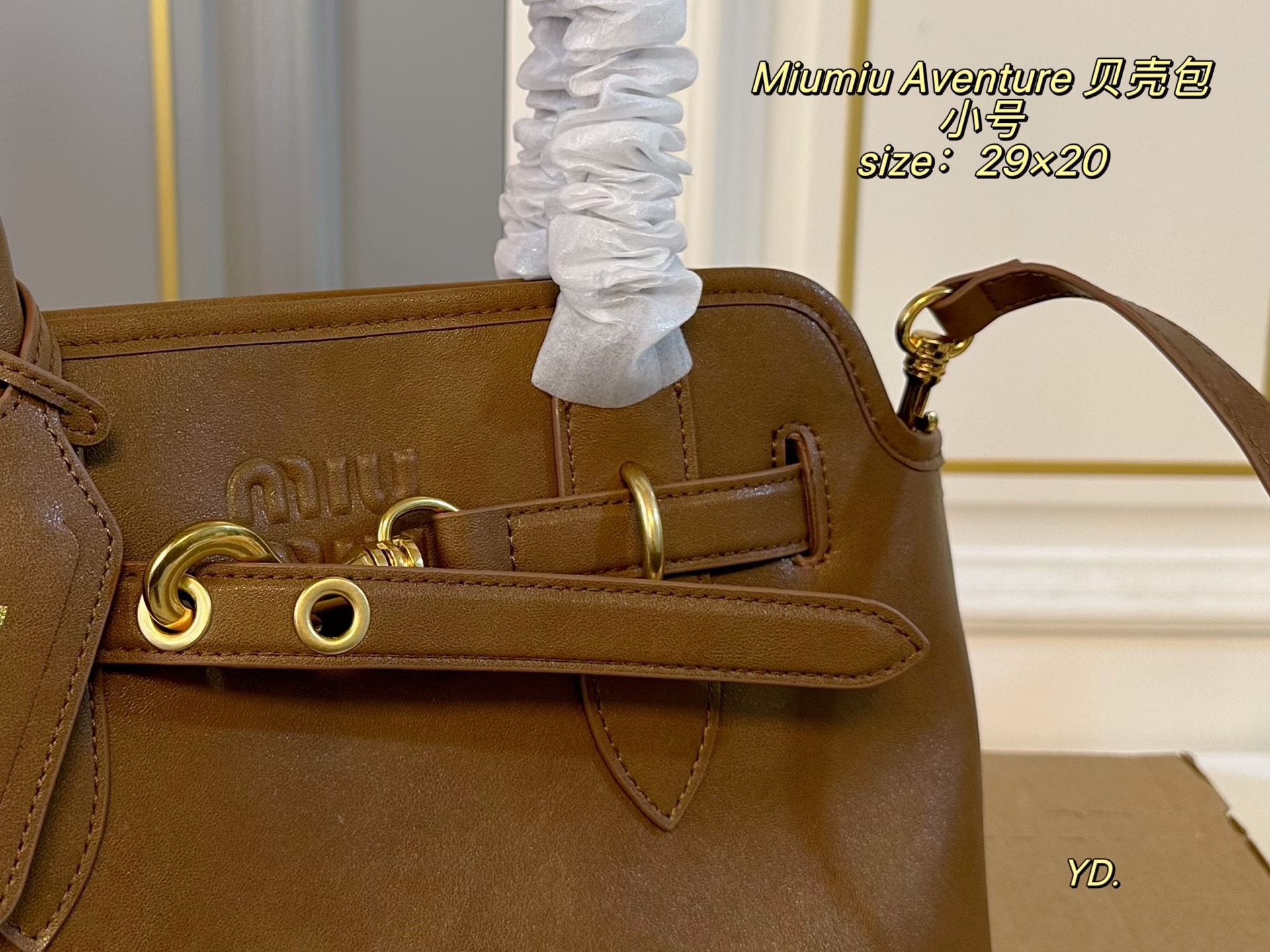 P230小号（无盒） size：29&times;20小号 MiuMiu缪缪新款Aventure24贝壳包 💕 皮质有种做旧年代感 复古感满满 自重轻，设计感强，洋气时髦 超大空间，又高级又能装‼️