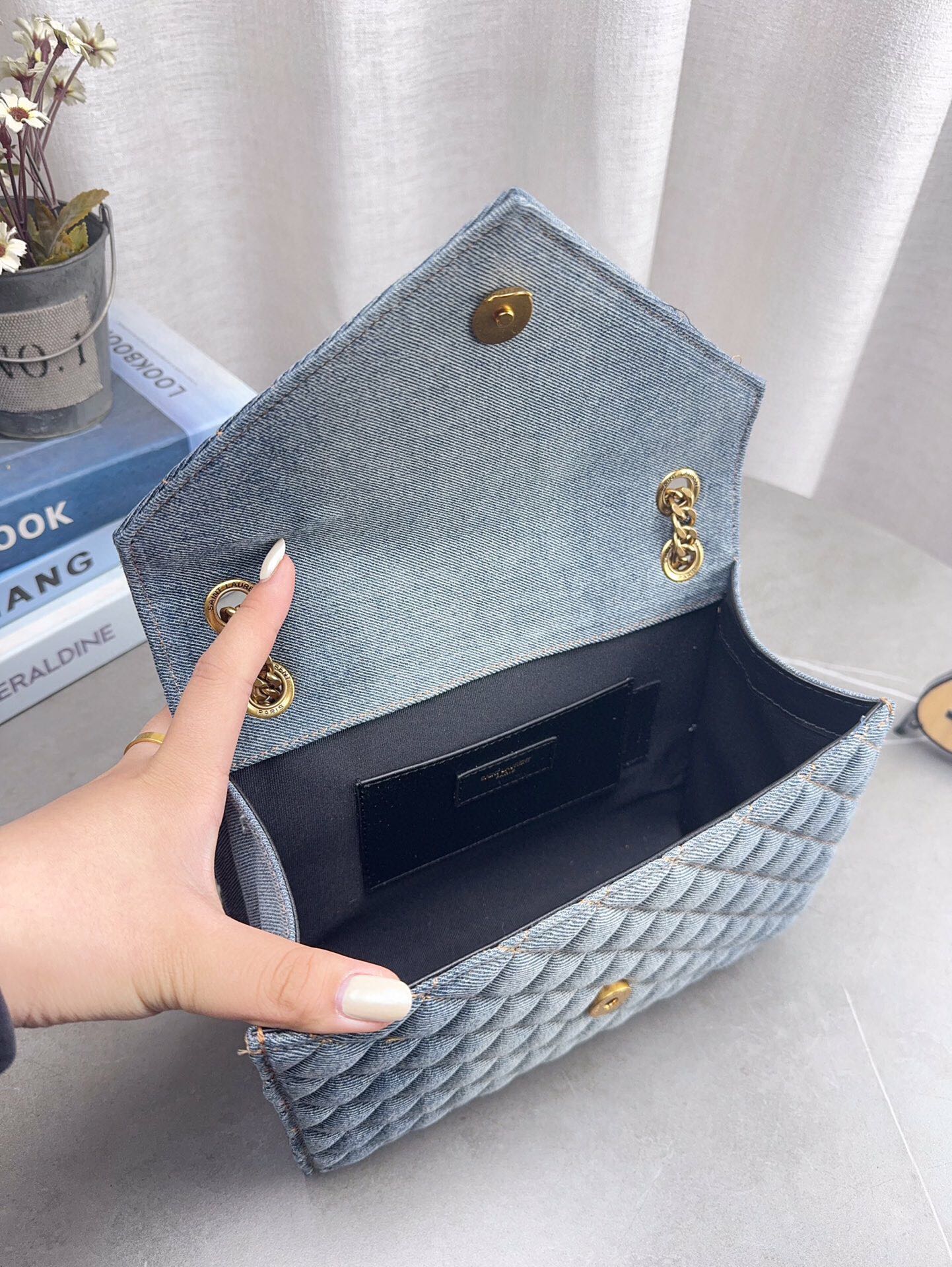 折叠飞机礼盒包装 高品质YSL圣罗兰牛仔链条信封包 简约才是百搭公式。 复古又时髦，妥妥的街拍神器。 出街通勤都可。 容量很大，可肩背、斜挎。 搭配很显高级感。 是帅气女孩不可缺少的一款经典存在。 尺寸24*17cm p185
